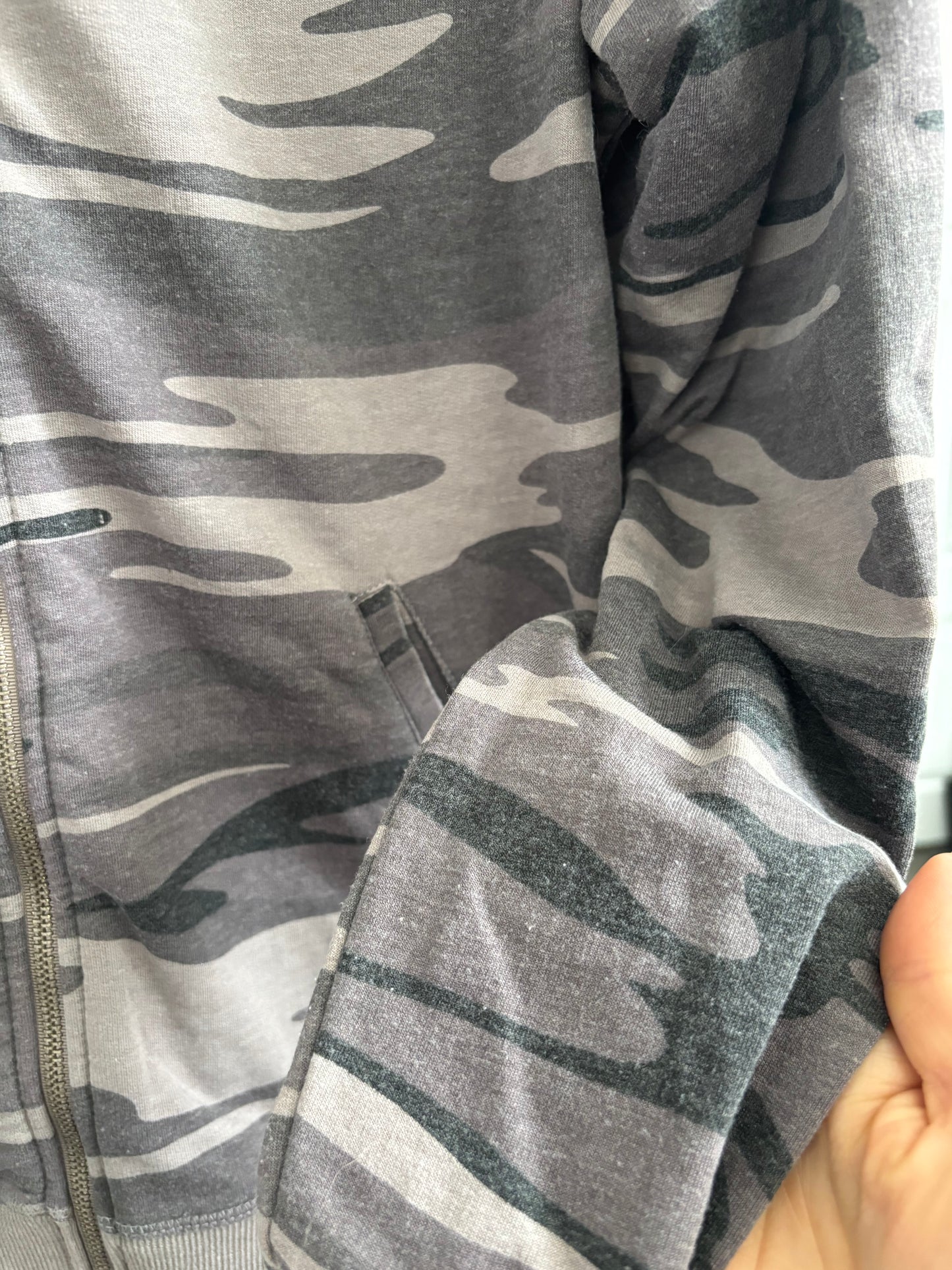 Z Supply Grey Tone Camo Bomber Sweater/Jacket | SZ Medium (J173E13)