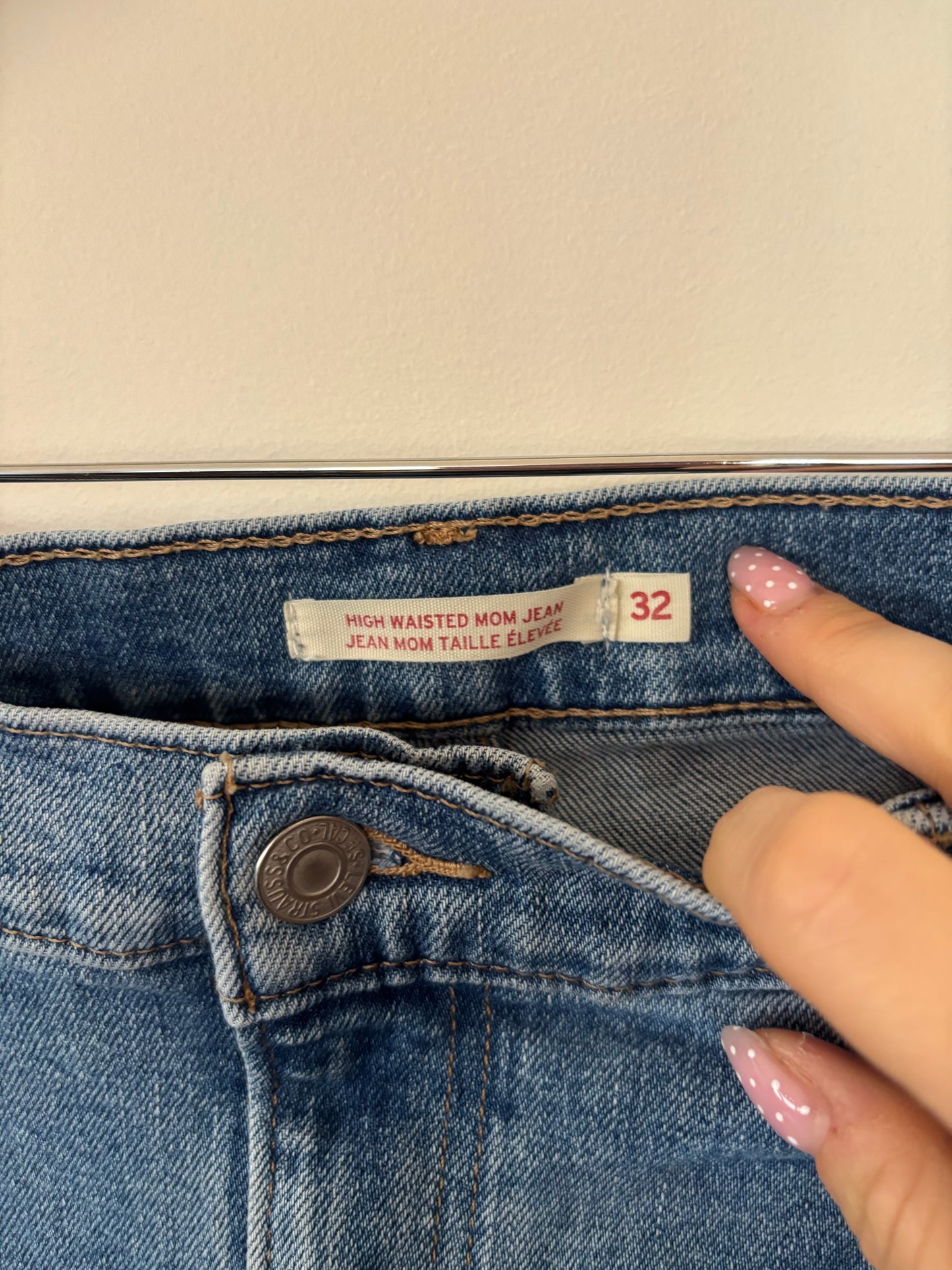Levi's High Rise Distressed Mom Jeans | 32