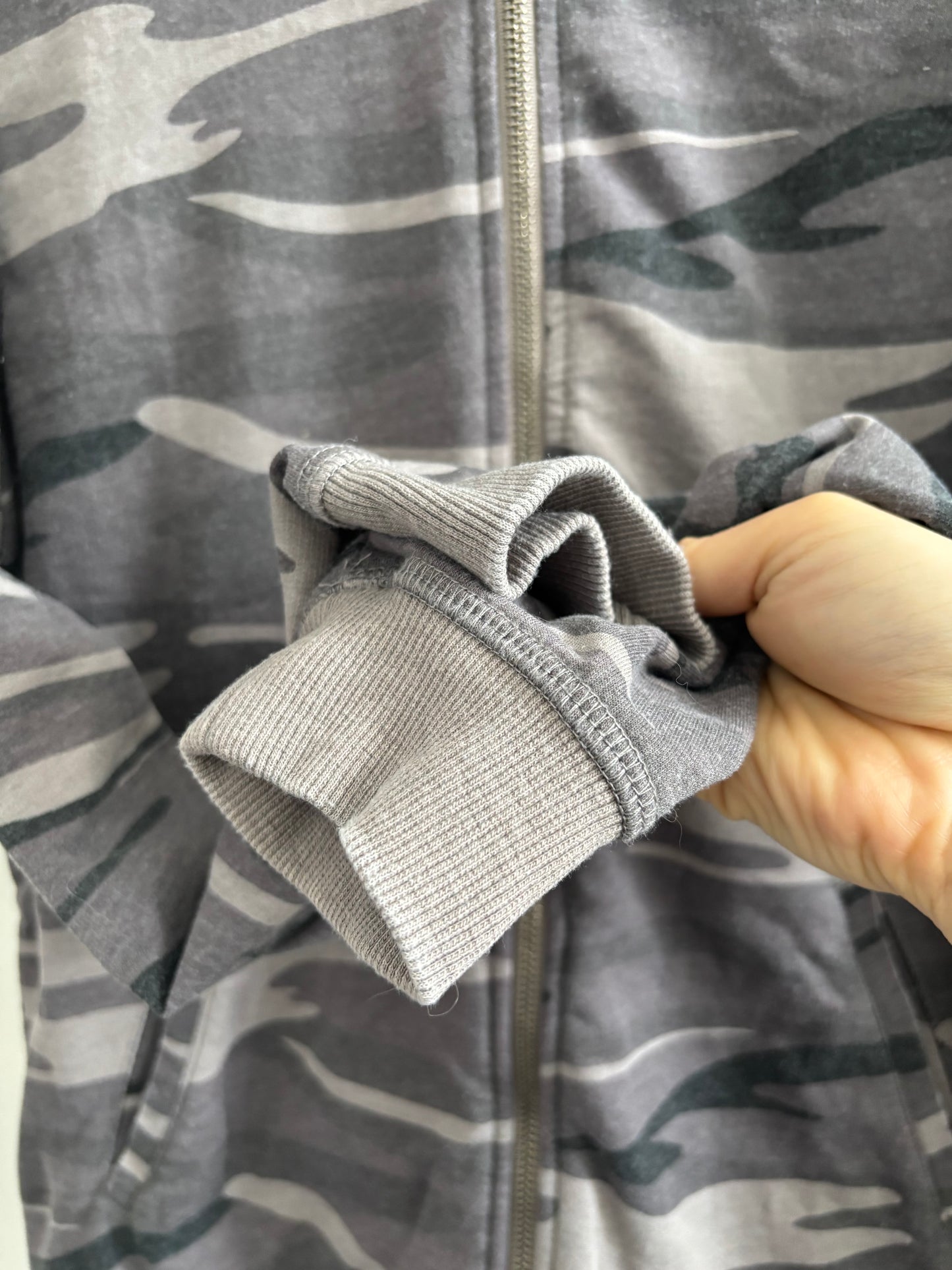 Z Supply Grey Tone Camo Bomber Sweater/Jacket | SZ Medium (J173E13)