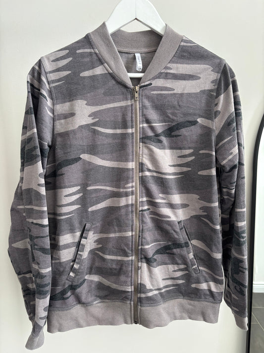 Z Supply Grey Tone Camo Bomber Sweater/Jacket | SZ Medium (J173E13)