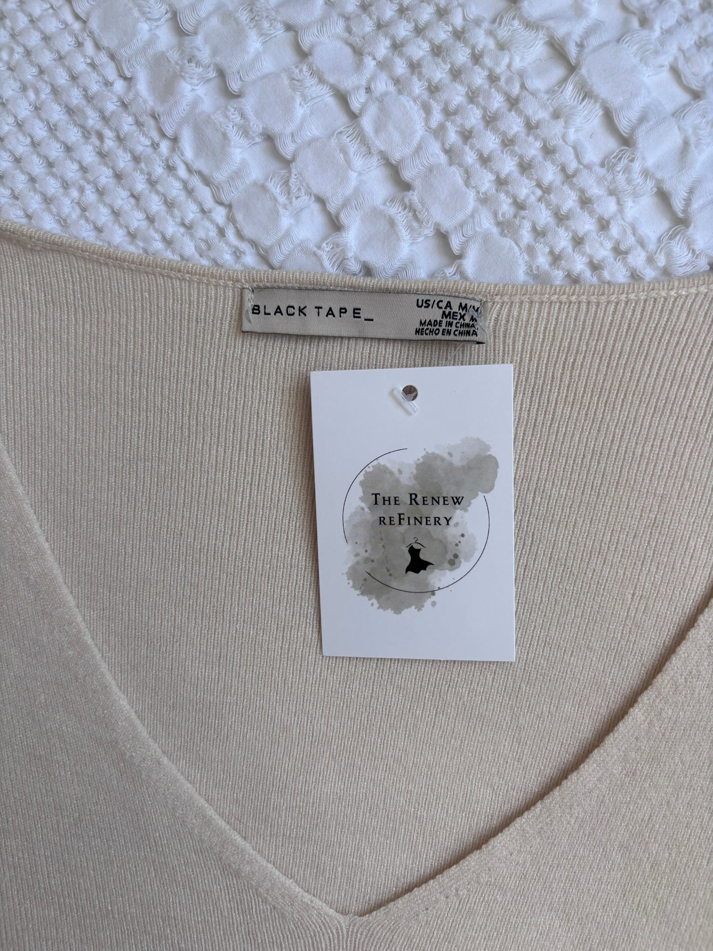 Black Tape_ Cream Soft V-Neck Sweater | Sz Medium (F38S6)