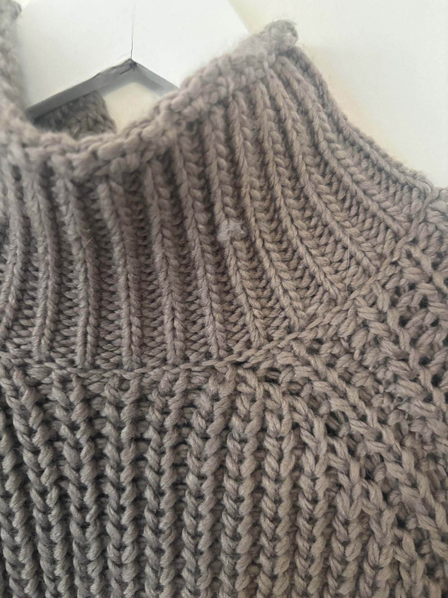 H&M Knit Dark Grey/Beige Sweater | XS (loose fit, fit size small) (N197K6)