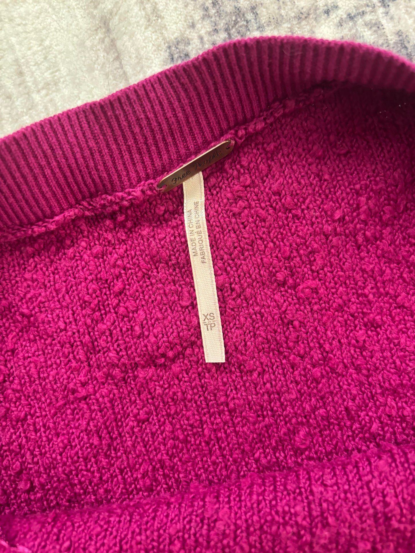 Free People  "Found My Friend" Pullover in Fuscia | XS fits size Small or Medium (D104P3)