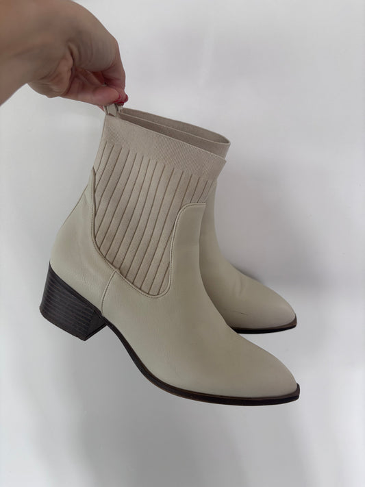 Off White Pointed Toe Boots | Sz 9