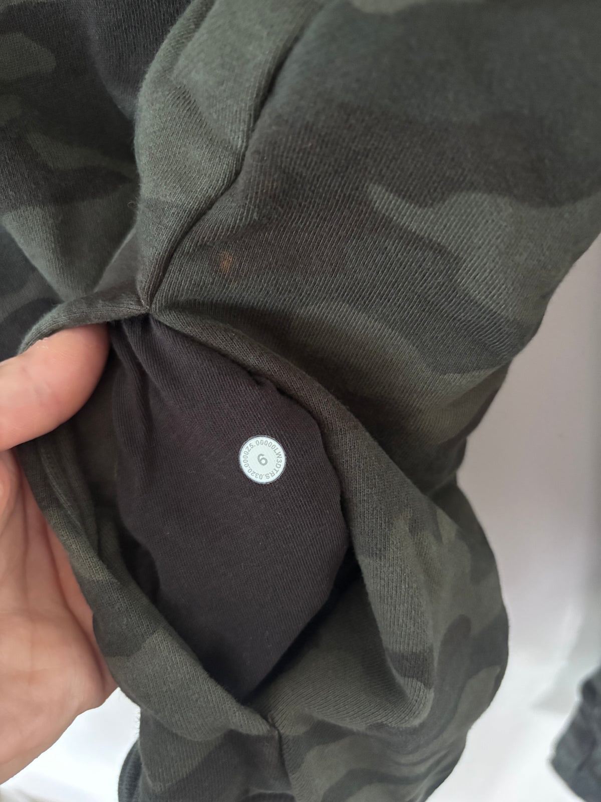 Lululemon Scuba Crew (Camo Grey/Green) | Sz 6 (Flaws)