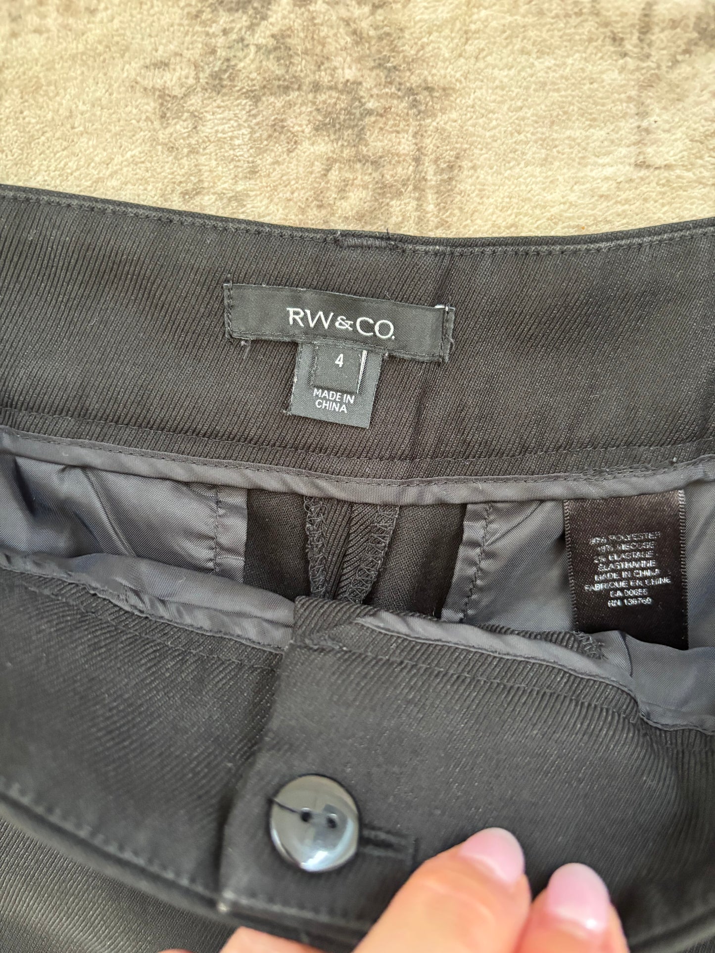 RW&Co Cargo Tapered Black Pants | 4 (O136L4)