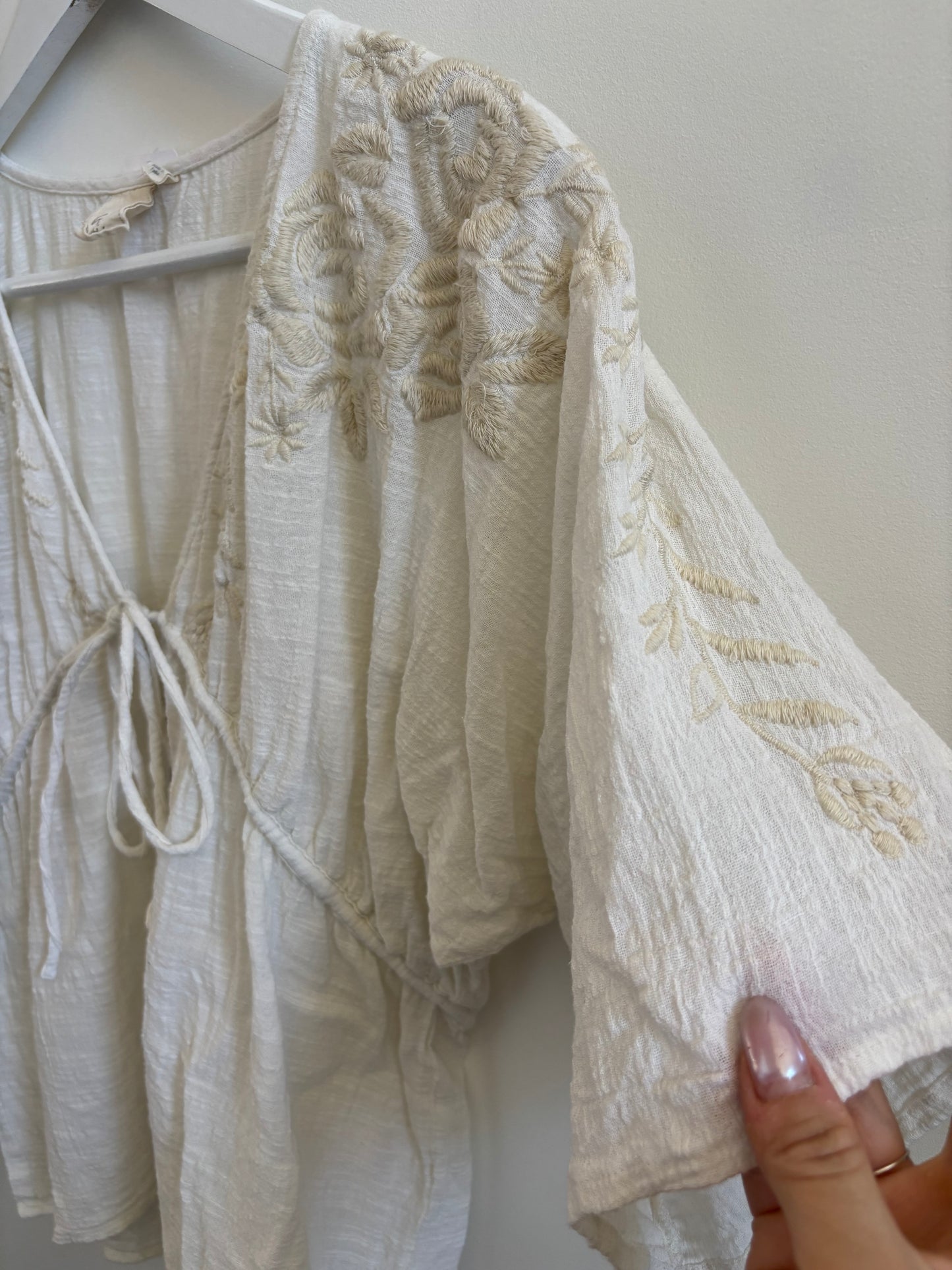 White Crow Embroidery Detailed Blouse| Small Oversized  (O67M10)