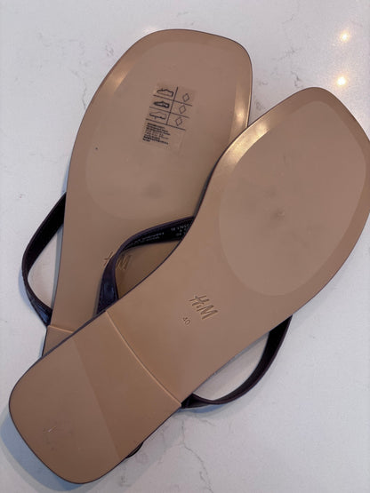 Zara Croc Print Flip Flops in Burgundy | Sz 9