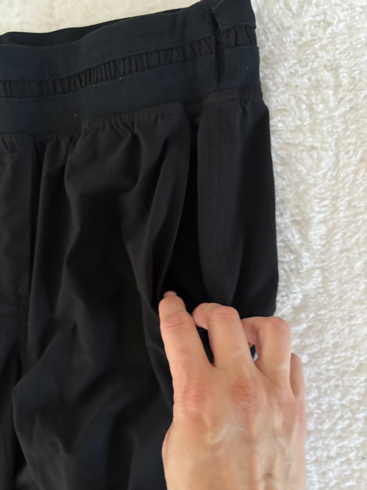 The Group Babaton / Aritzia Arrow Black Joggers | Small (O163B11)