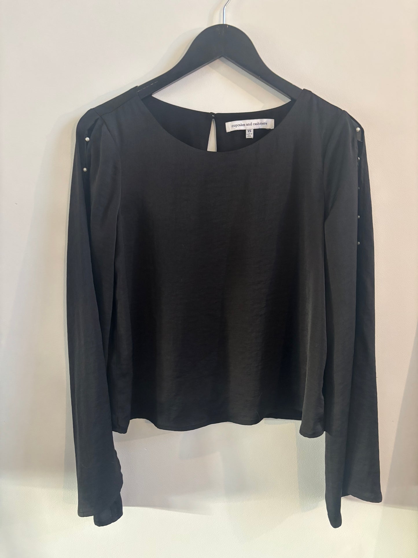 Cupcakes & Cashmere Satin Studded Sleeve Top | XS (O160P3)