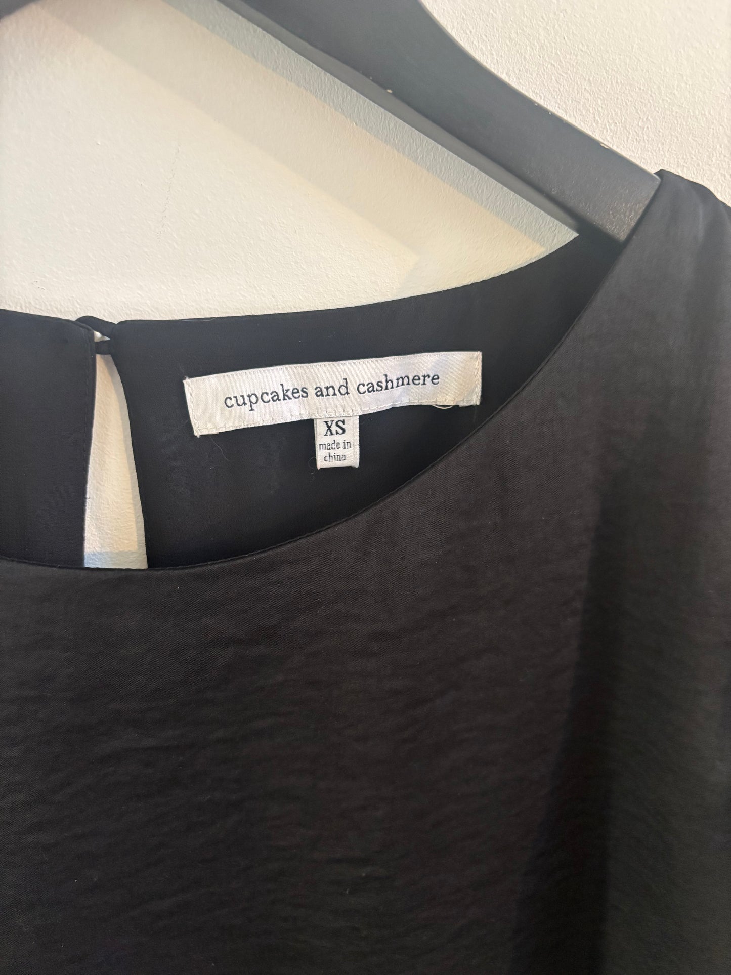 Cupcakes & Cashmere Satin Studded Sleeve Top | XS (O160P3)