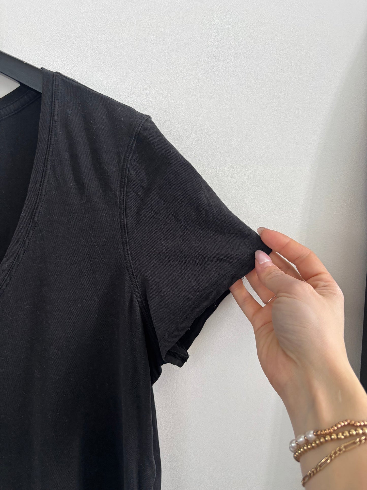 Lululemon Black Love Tee V Neck Shirt | Medium (O147P3)