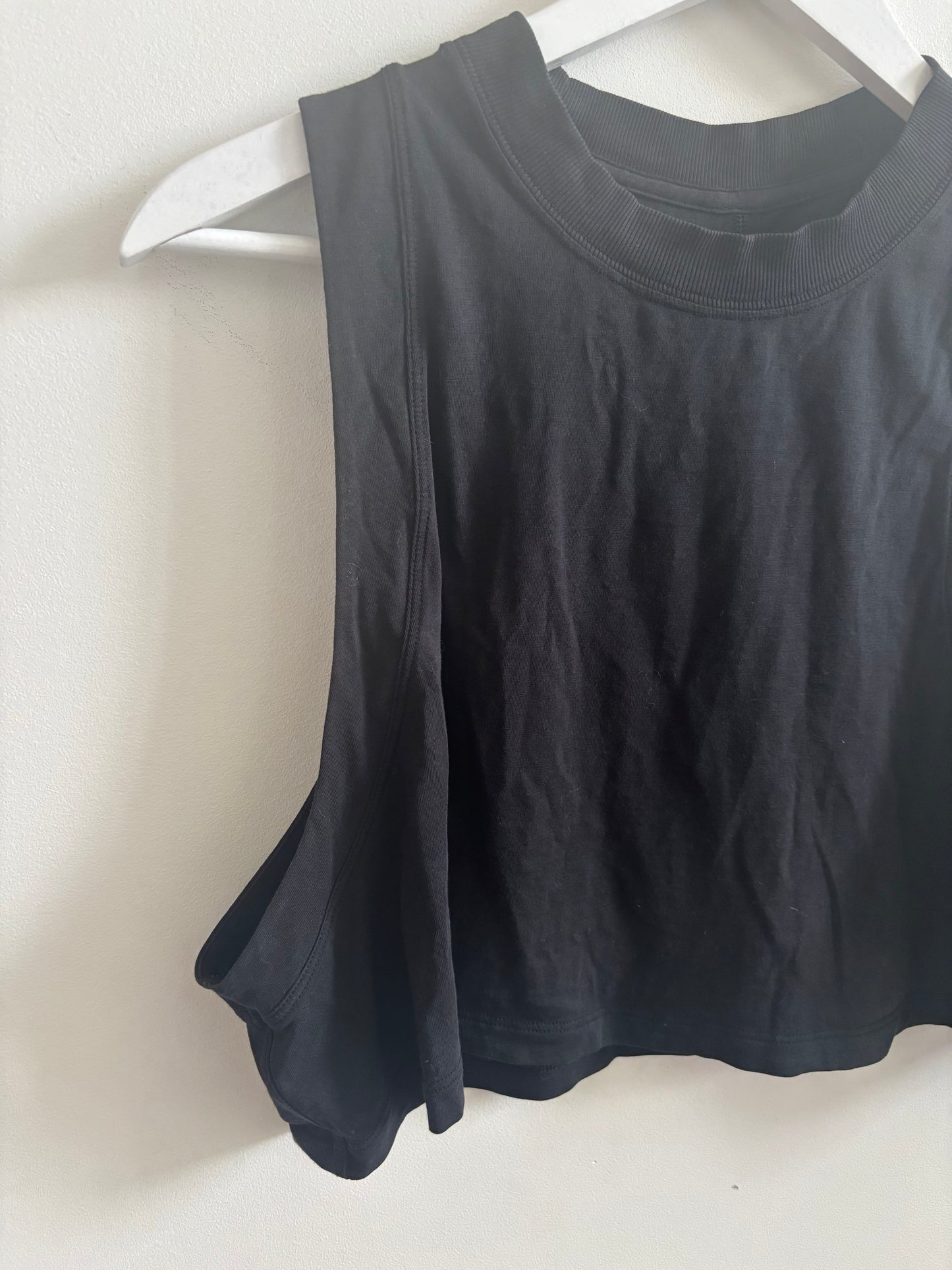 Babaton / Aritzia Black Cropped Muscle Tank | Large