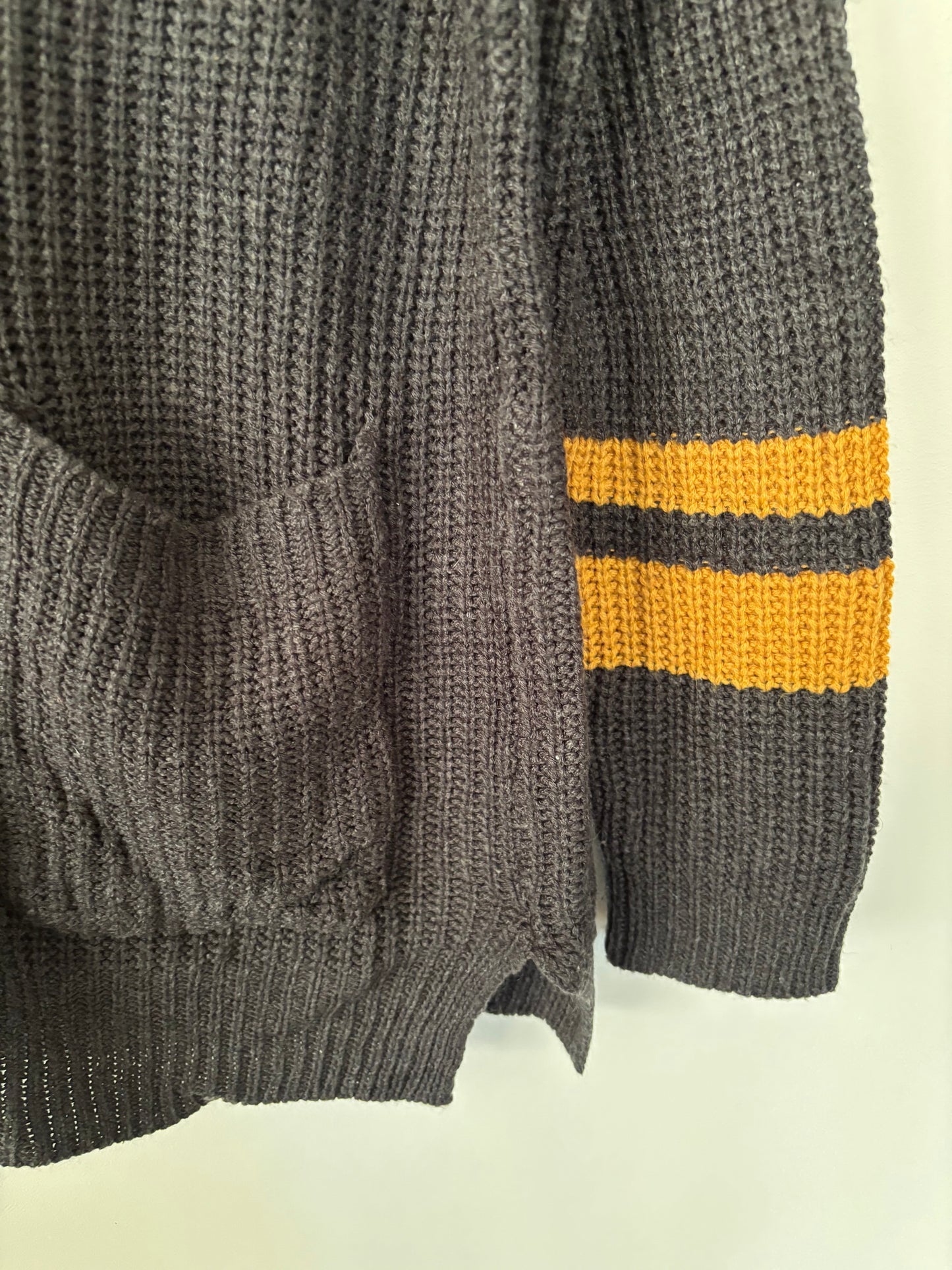 Urban Heritage Knit V-neck Cardigan | Large (N59S20)