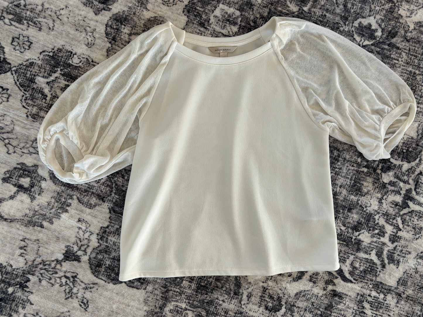 Banana Republic Balloon Sleeve Top | Medium (generous fit) (N105N19)