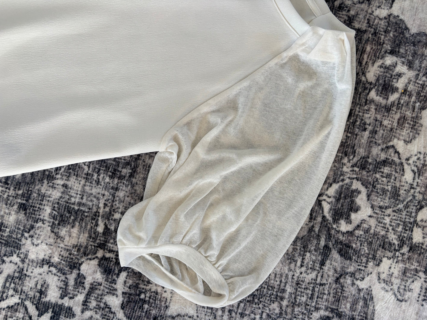 Banana Republic Balloon Sleeve Top | Medium (generous fit) (N105N19)