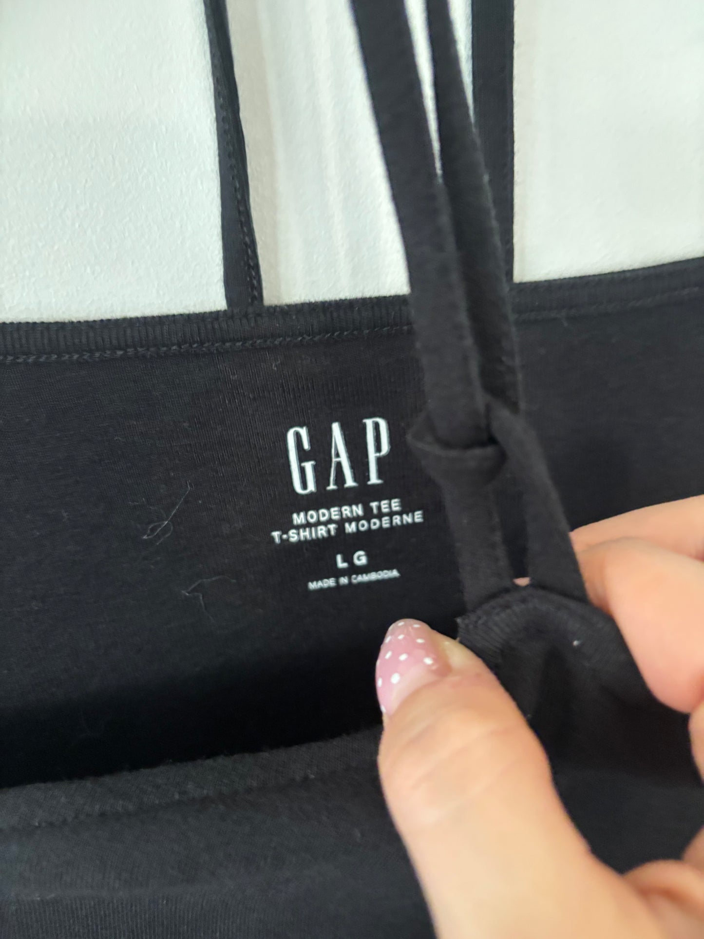 Gap Modern Cut-Out Halter T-Shirt in Black | Large (N71N19)