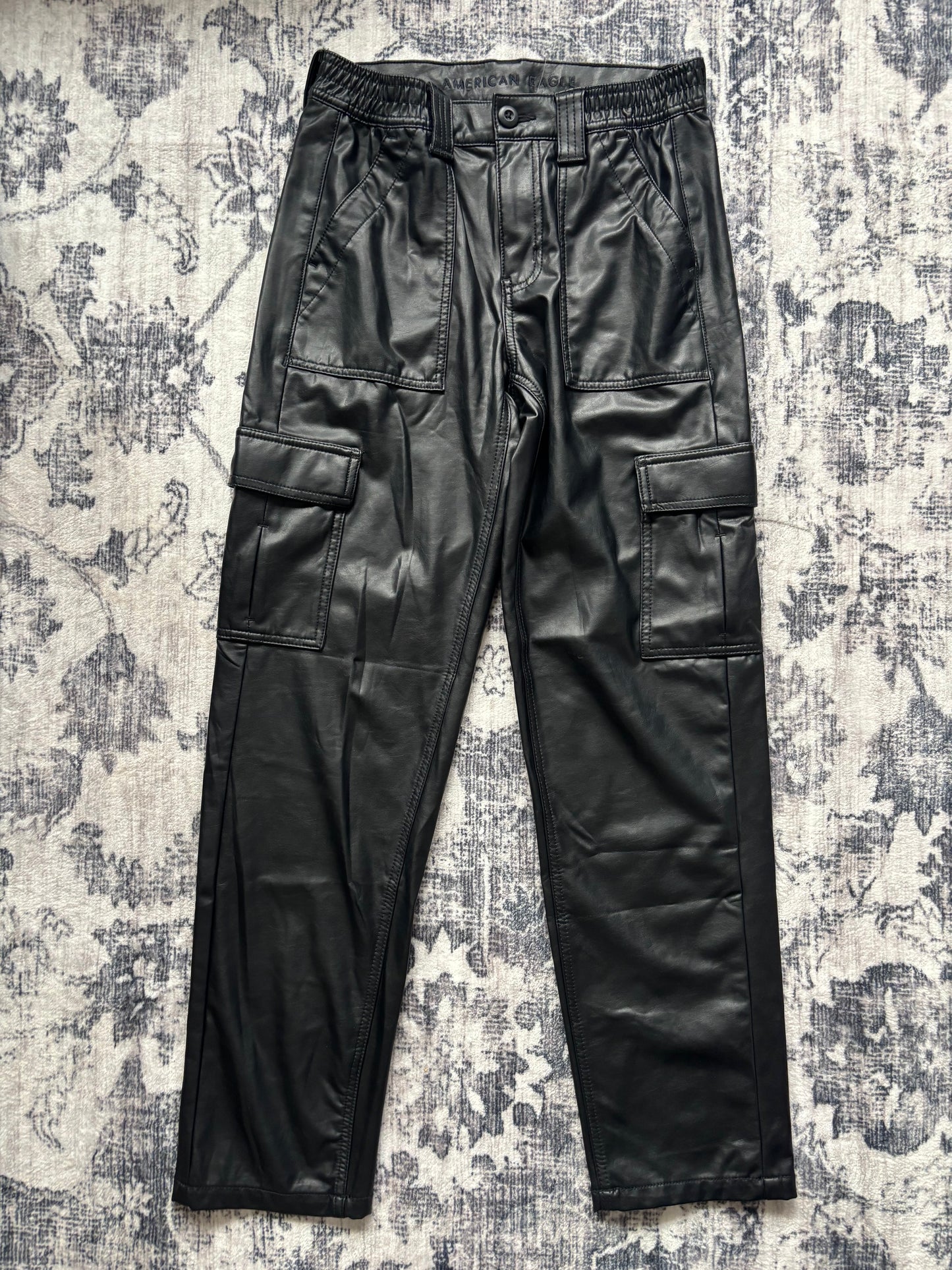 AE Stretch High-Waisted Vegan Leather Straight Cargo Pant | Sz 4 (N211K6)