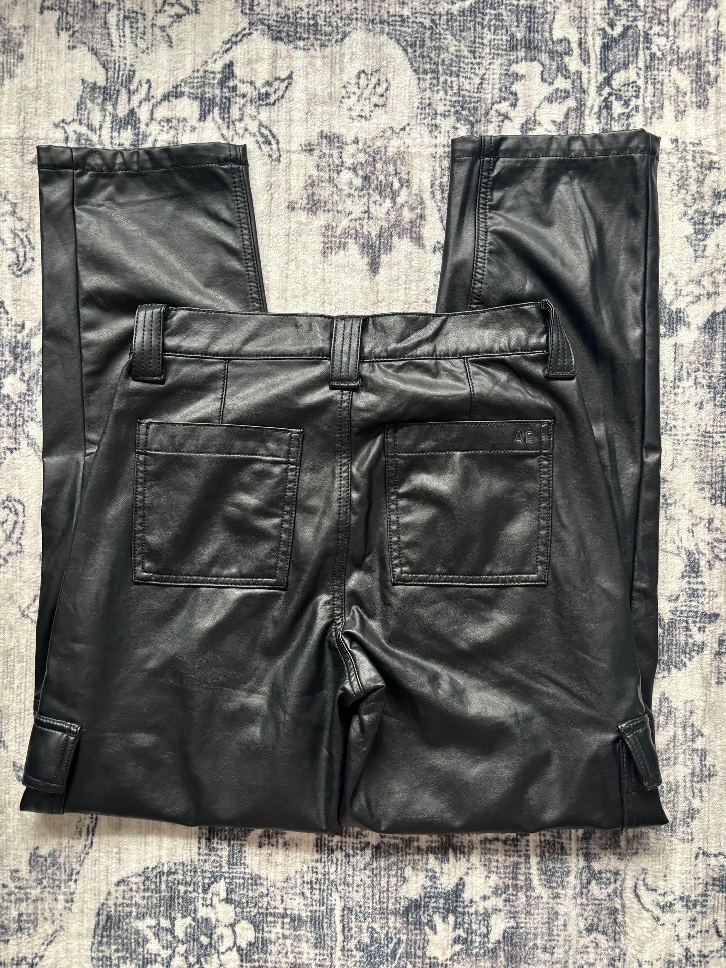 AE Stretch High-Waisted Vegan Leather Straight Cargo Pant | Sz 4 (N211K6)
