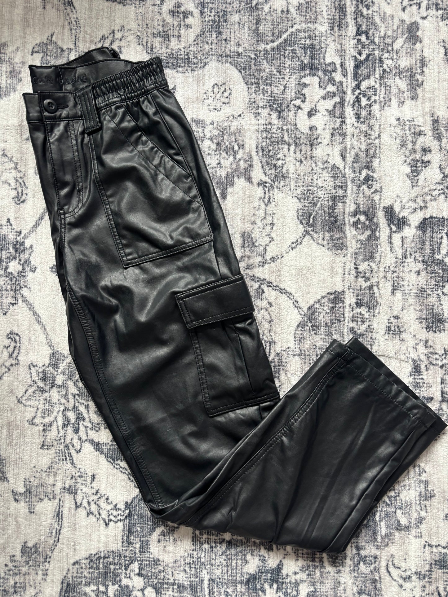 AE Stretch High-Waisted Vegan Leather Straight Cargo Pant | Sz 4 (N211K6)