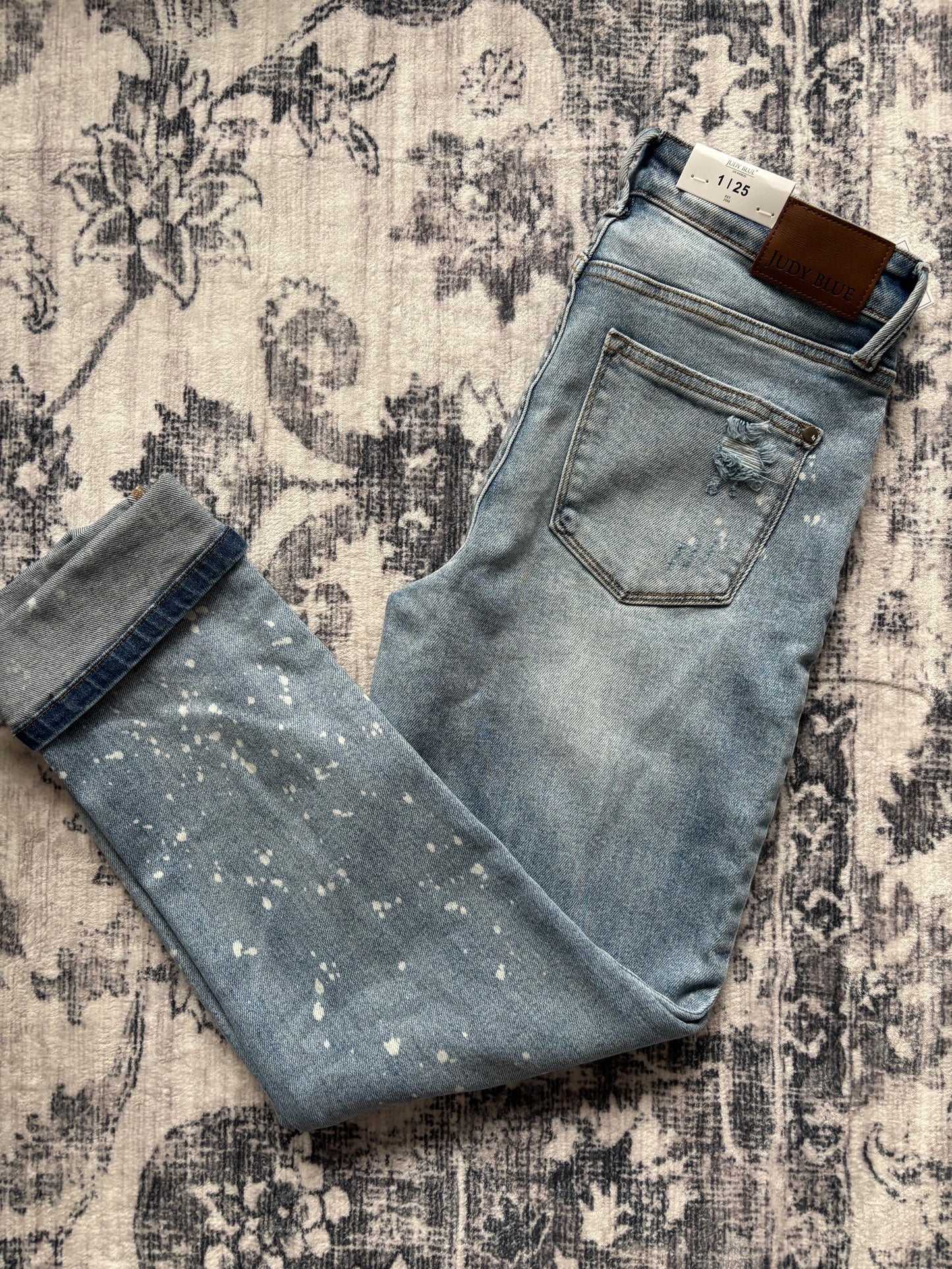 Judy Blue Mid Rise Bleach Splatter Cuffed Boyfriend Jeans | Sz 25 (N205M6)
