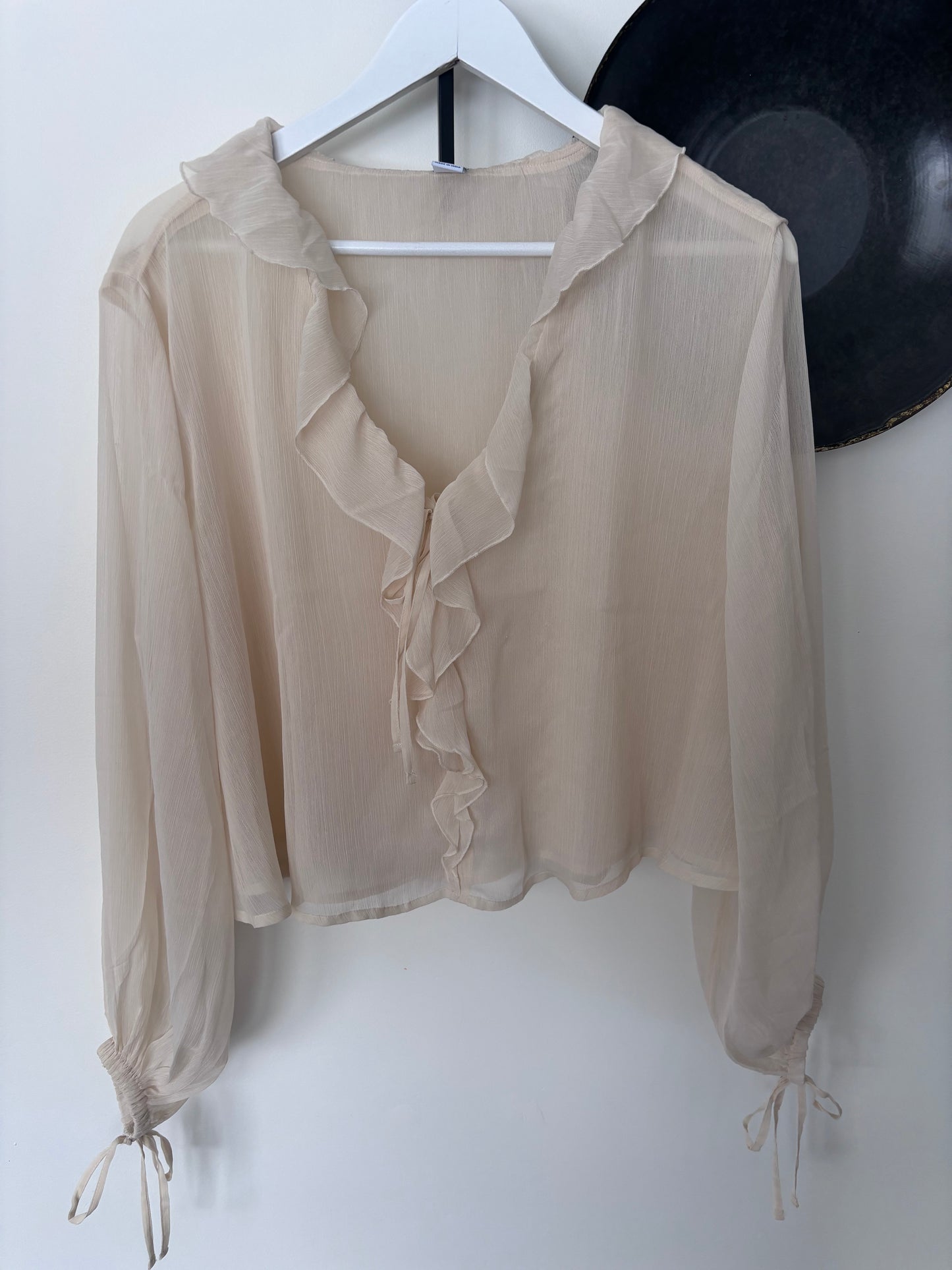 Old Navy Ivory Ruffle Blouse | Sz Medium (Loose fit) (M45W3)