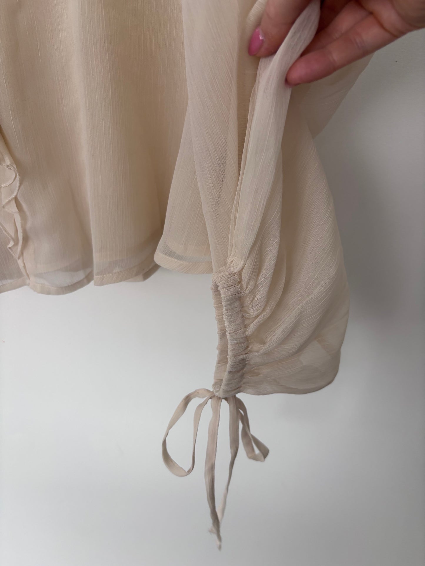 Old Navy Ivory Ruffle Blouse | Sz Medium (Loose fit) (M45W3)