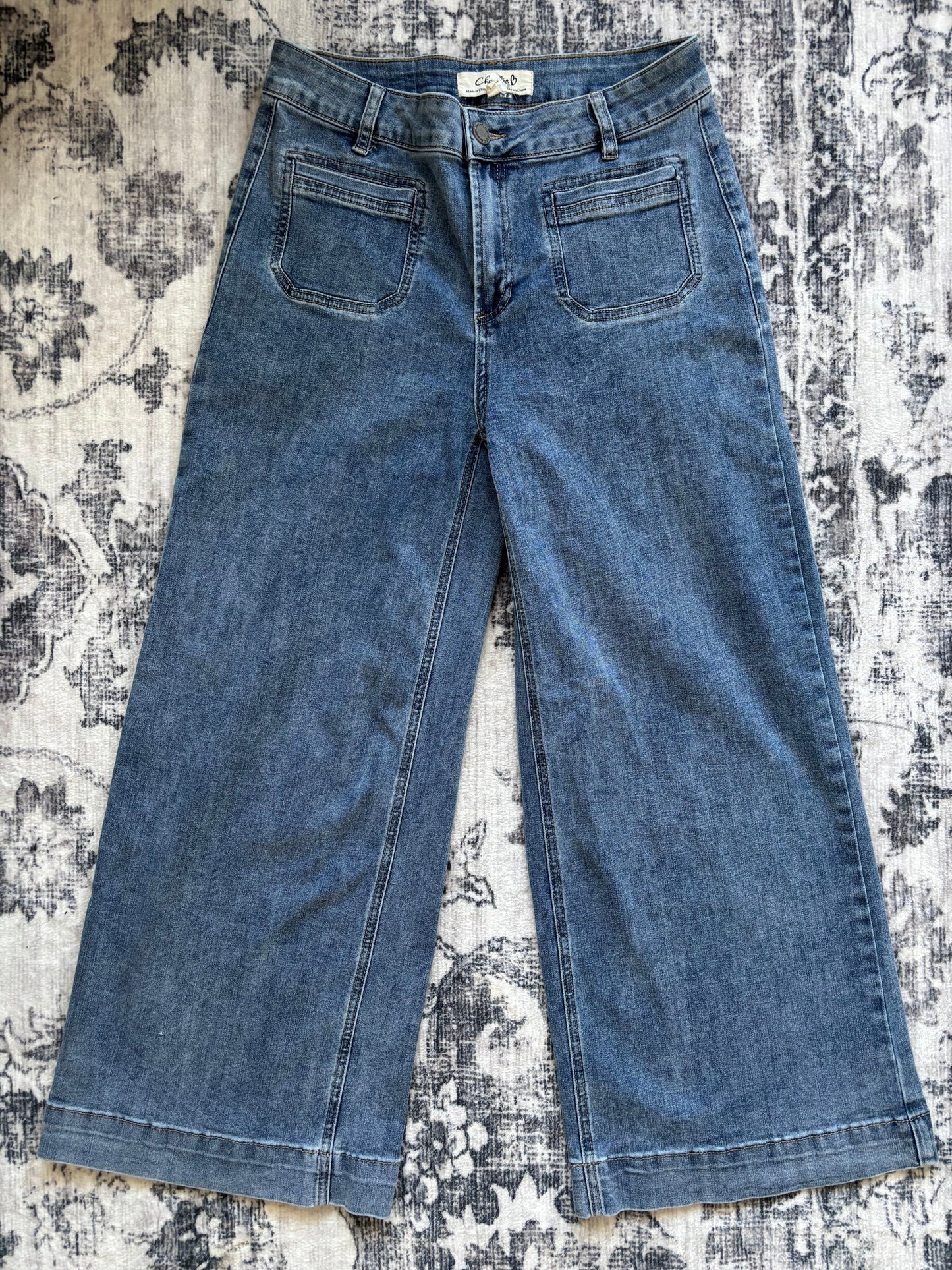 Charlie B Patch Pocket Flare Jeans (28" inseam) | Size 8 (N239M8)