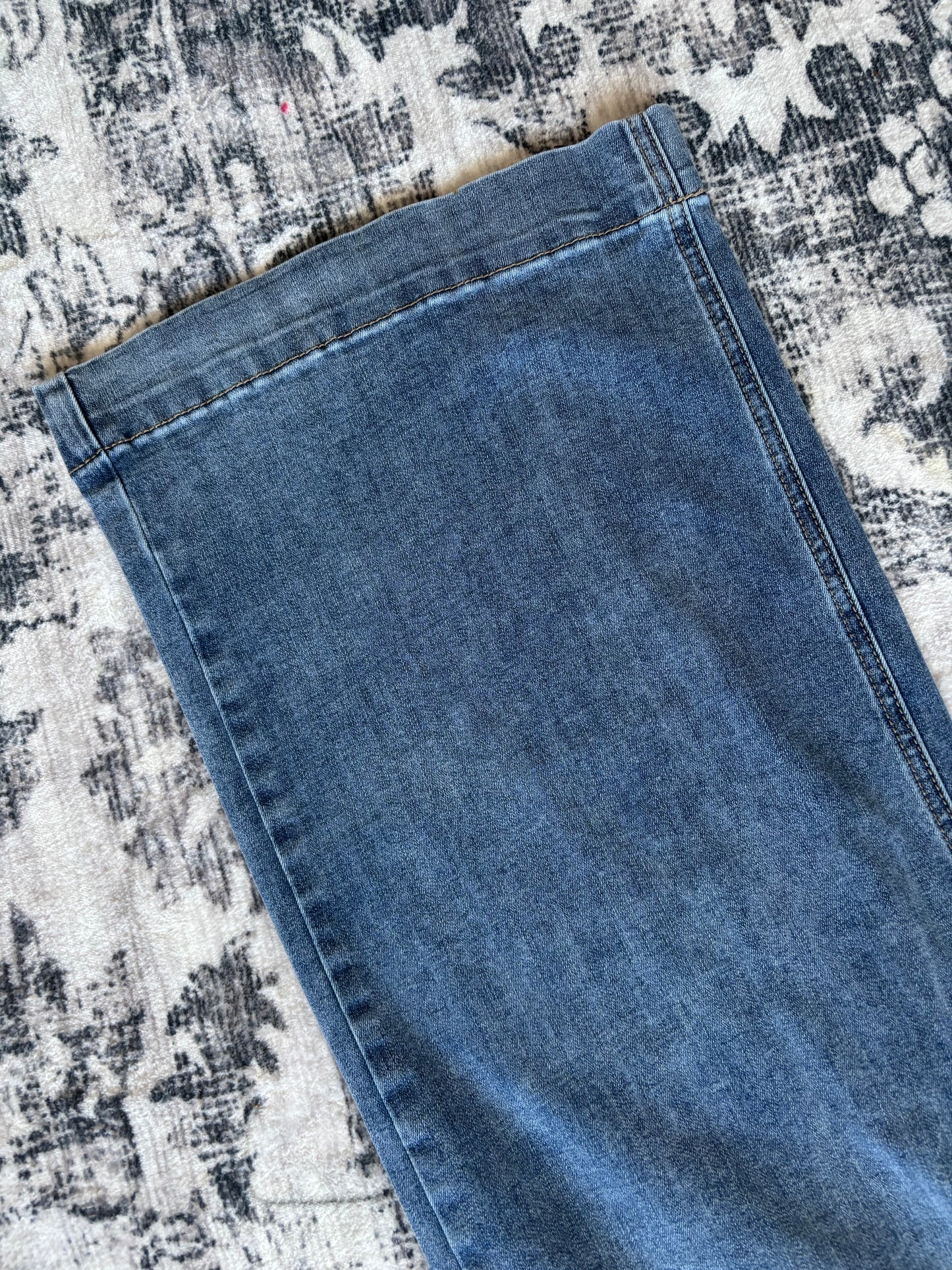 Charlie B Patch Pocket Flare Jeans (28" inseam) | Size 8 (N239M8)