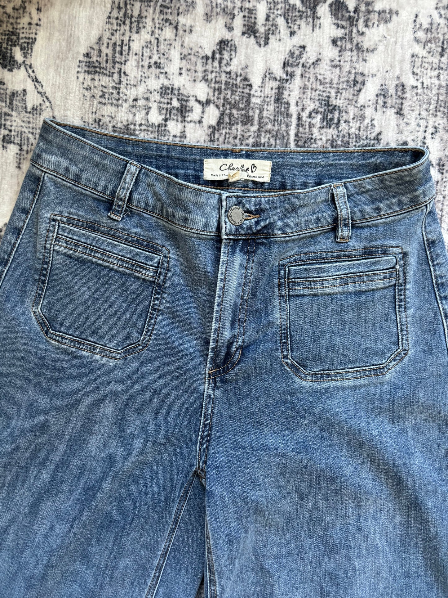 Charlie B Patch Pocket Flare Jeans (28" inseam) | Size 8 (N239M8)
