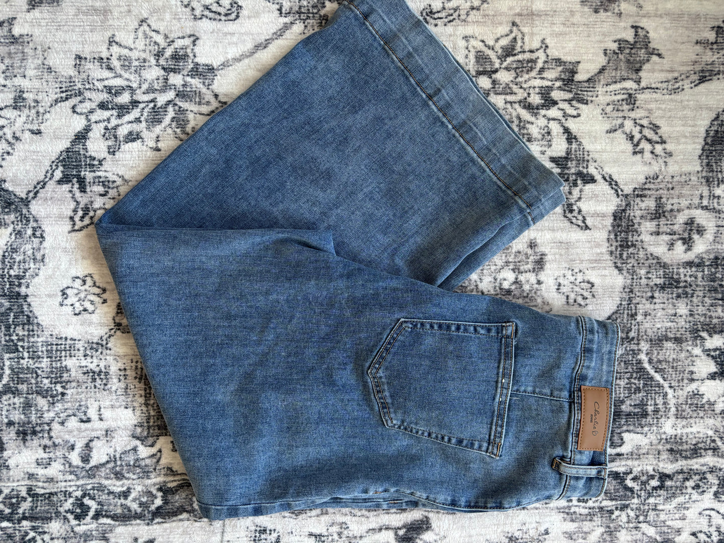 Charlie B Patch Pocket Flare Jeans (28" inseam) | Size 8 (N239M8)