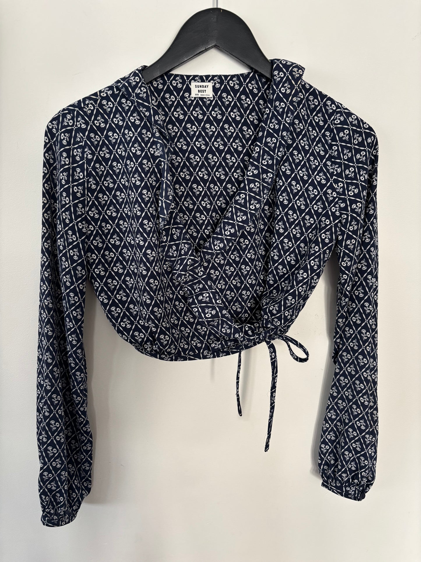 Aritzia / Sunday Best Gigi Blouse Ruffle Wrap Top | XXS (fits big) (N248A22)