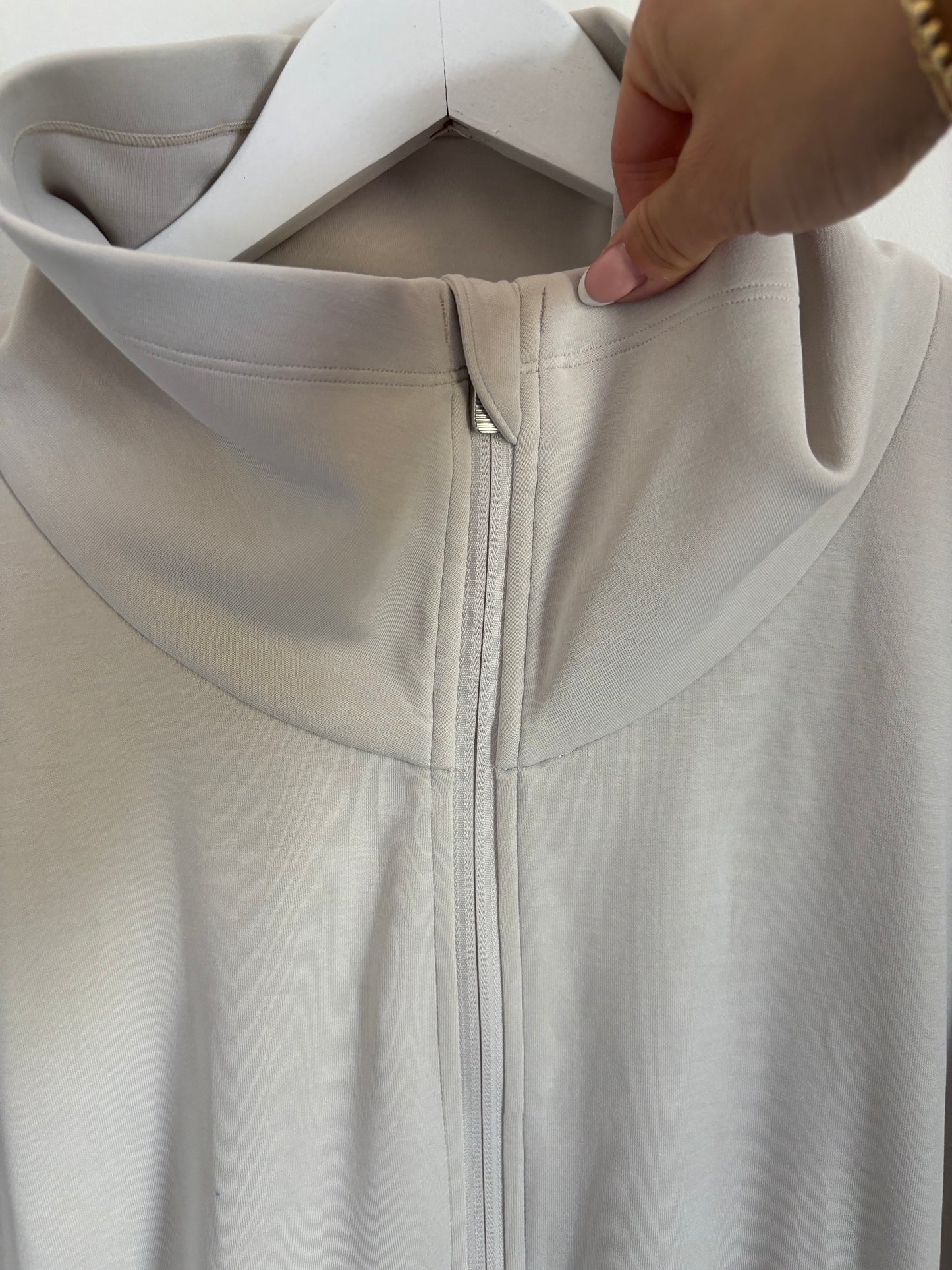 Lululemon Softstreme Cinch Waist Jacket in Ivory | 8 (Medium/Large)