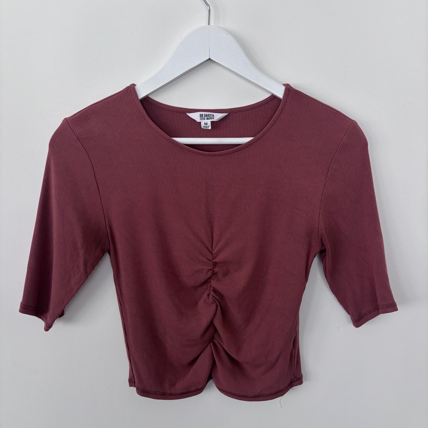 BB Dakota Ruched V-Neck Top in Brown/Red | Sz Medium (CS32B11)