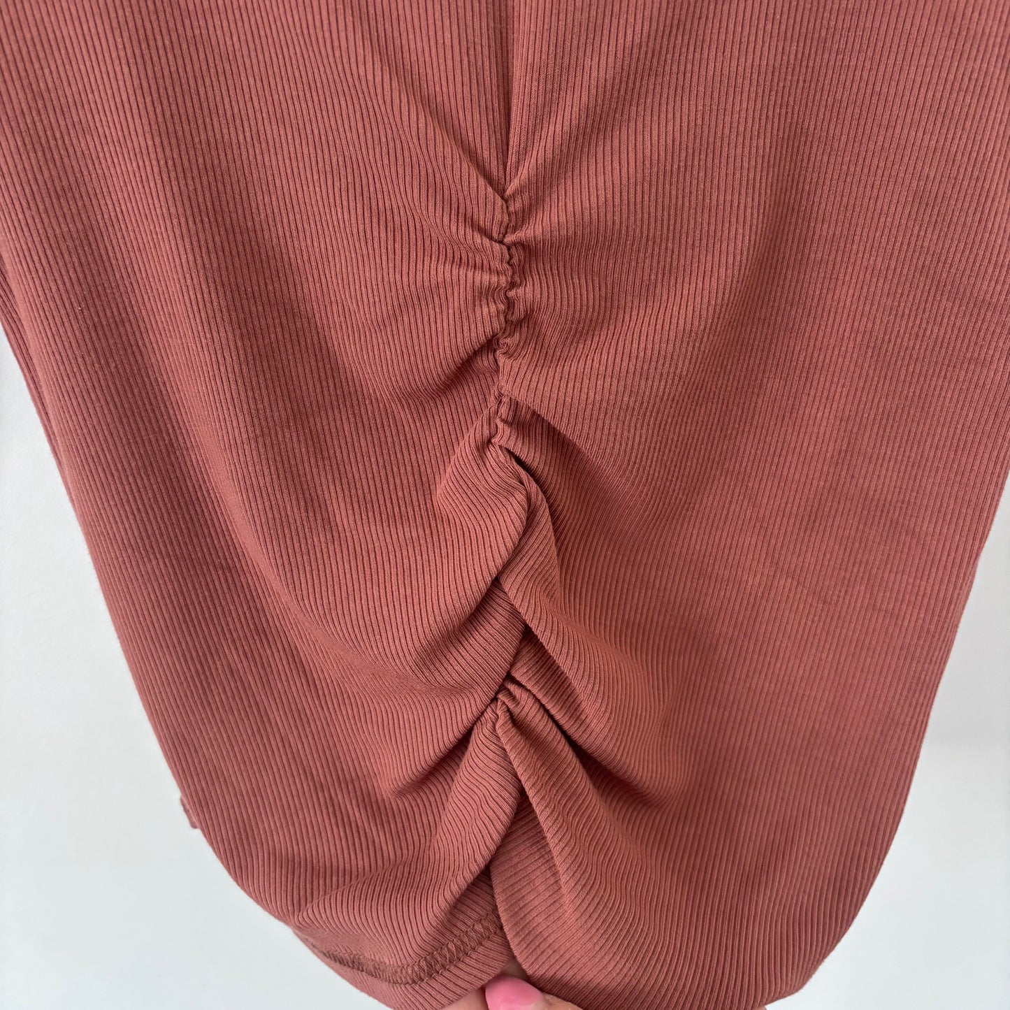 BB Dakota Ruched V-Neck Top in Brown/Red | Sz Medium (CS32B11)