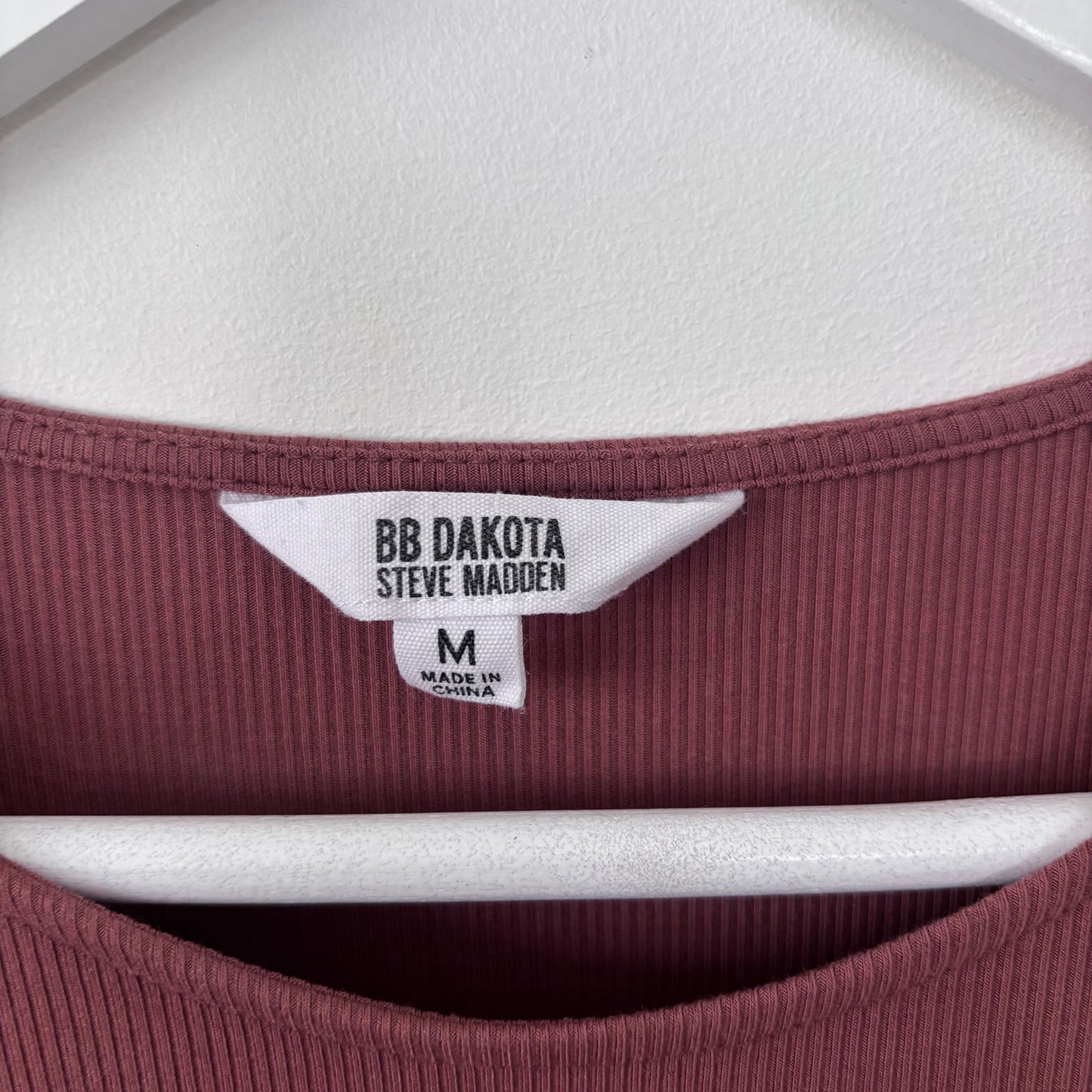 BB Dakota Ruched V-Neck Top in Brown/Red | Sz Medium (CS32B11)