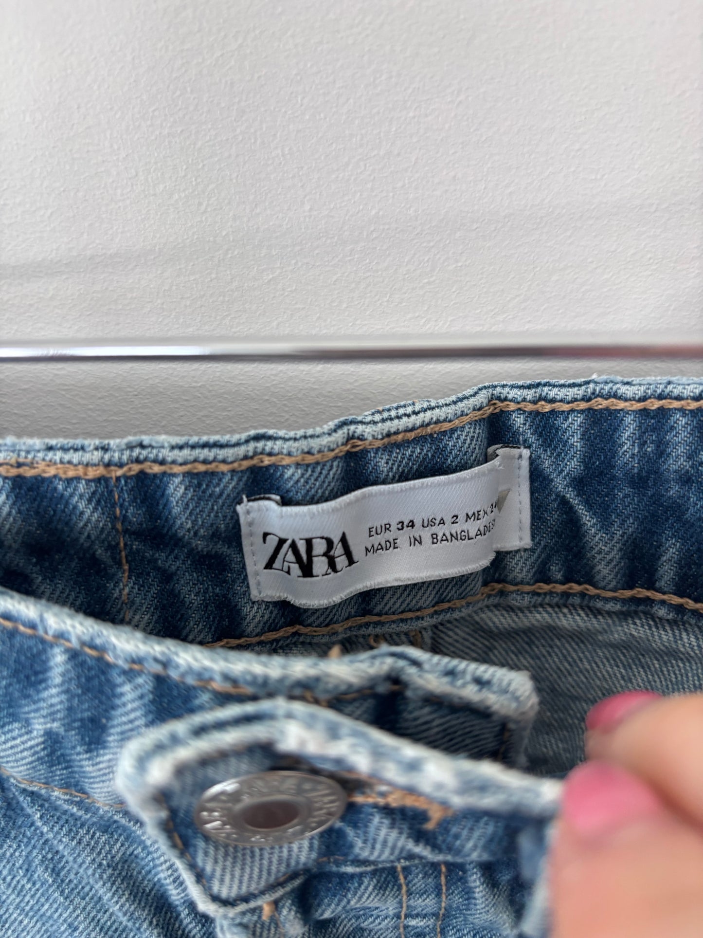 Zara Straight Button Fly Jeans | Sz 2 (M95W8)