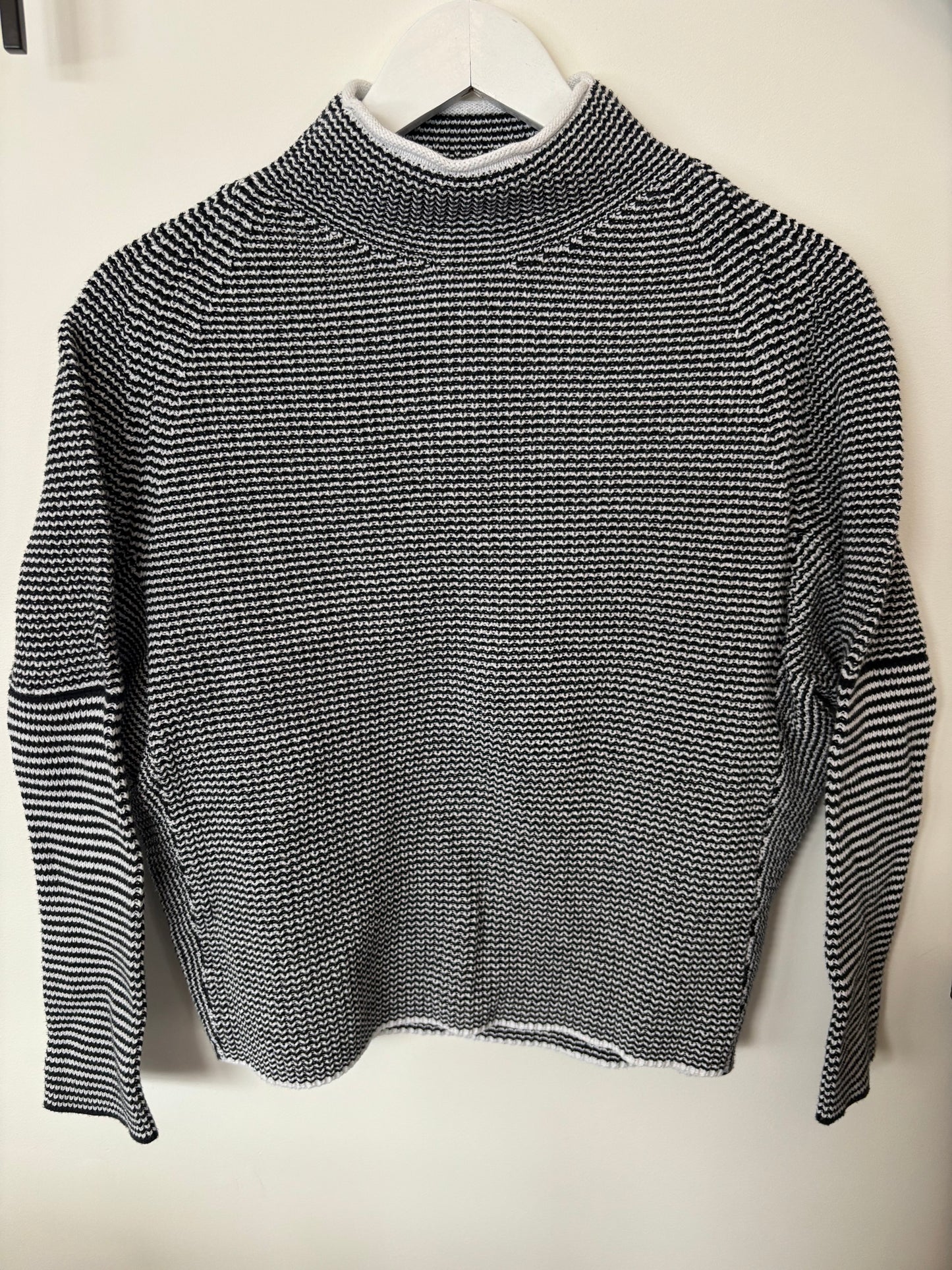Tribal Funnel Neck Sweater in Black/White | Size Medium (D032L4)