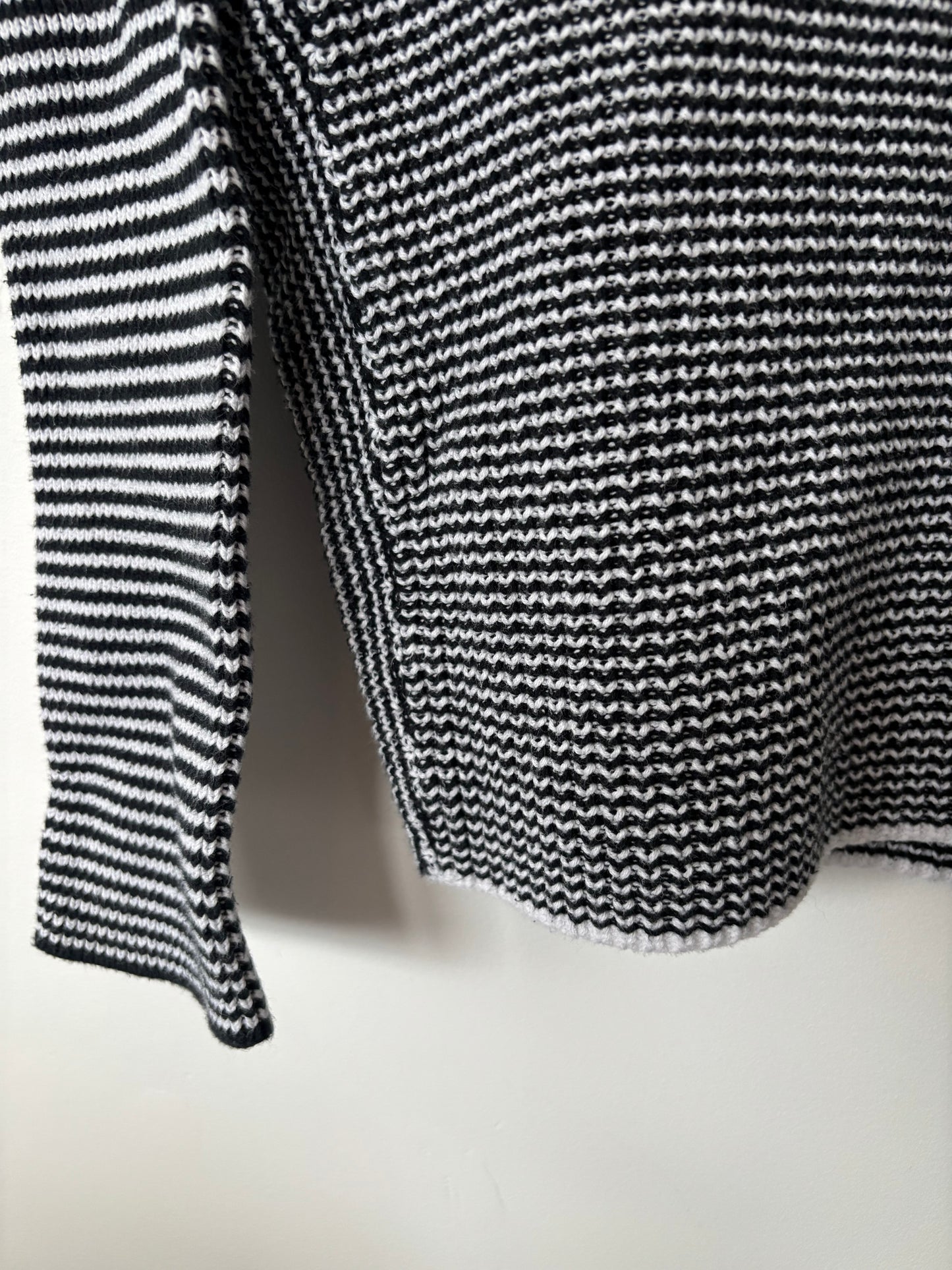 Tribal Funnel Neck Sweater in Black/White | Size Medium (D032L4)
