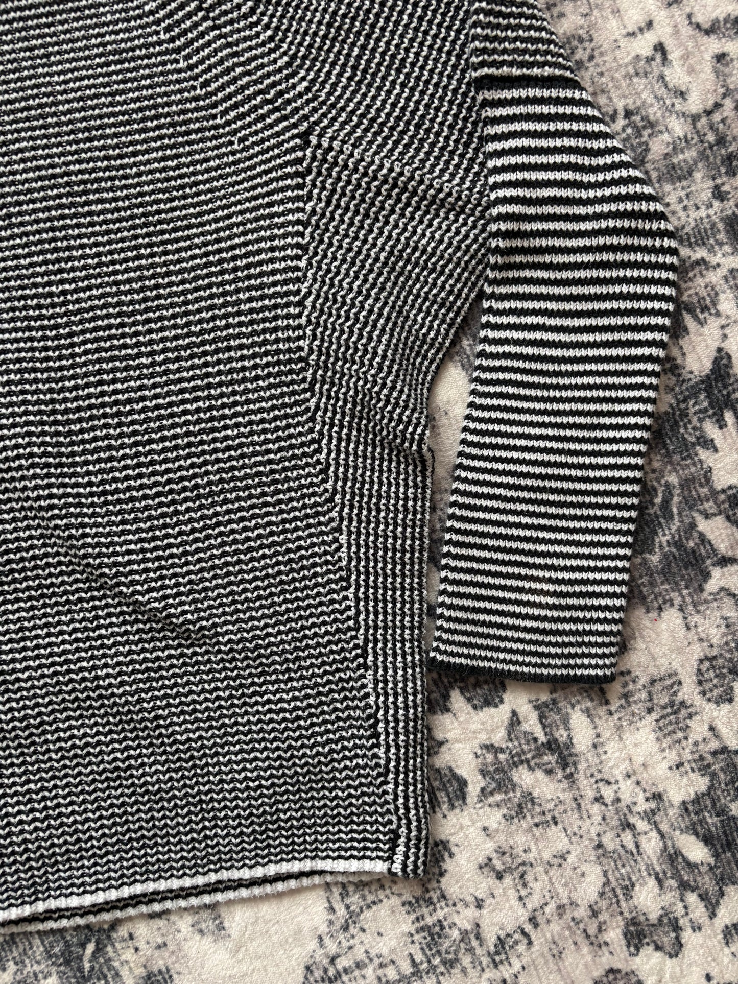 Tribal Funnel Neck Sweater in Black/White | Size Medium (D032L4)