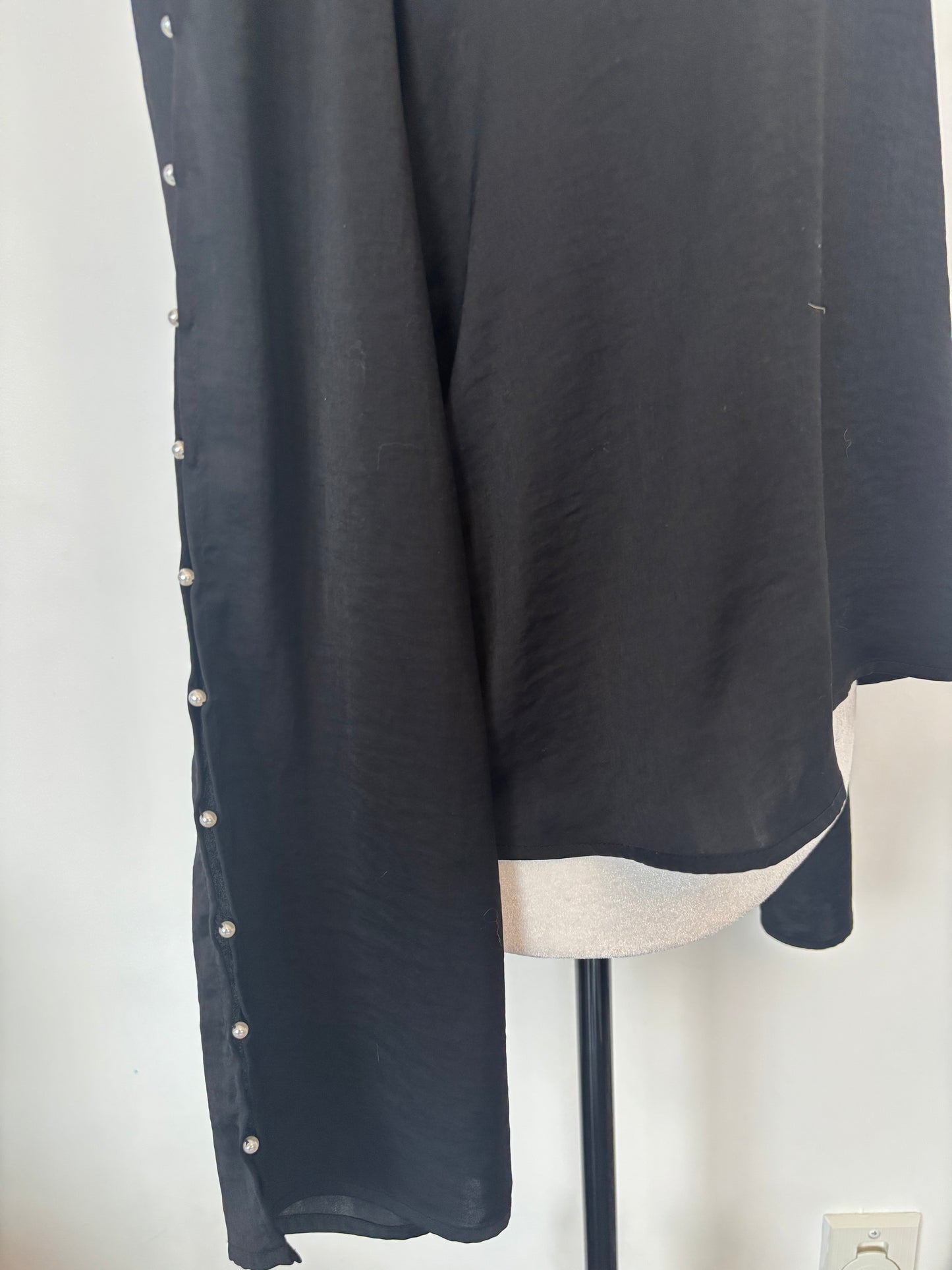 Cupcakes & Cashmere Satin Studded Sleeve Top | XS (O160P3)