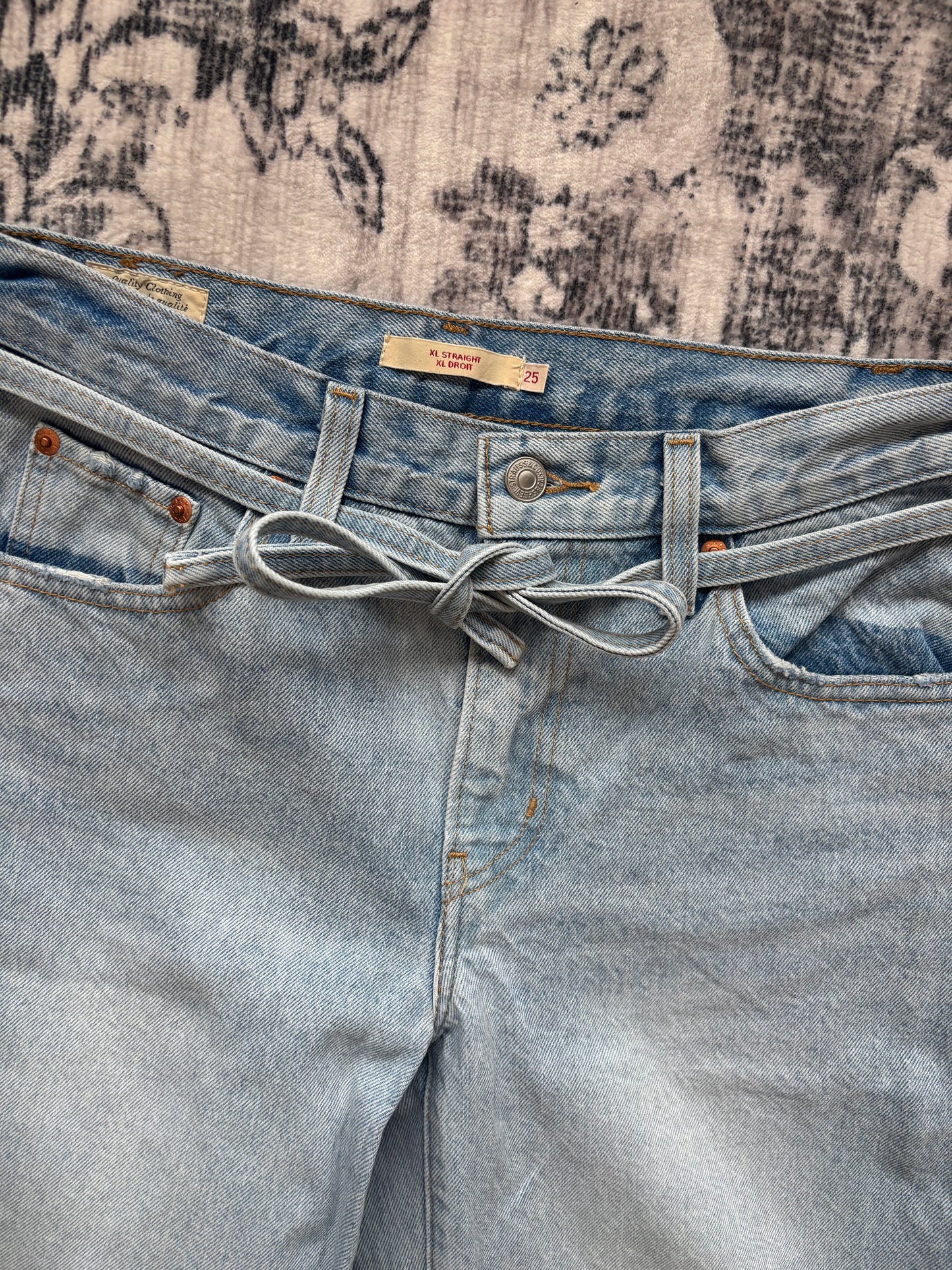Levis XL Straight Denim | Sz 25 (D037AB)