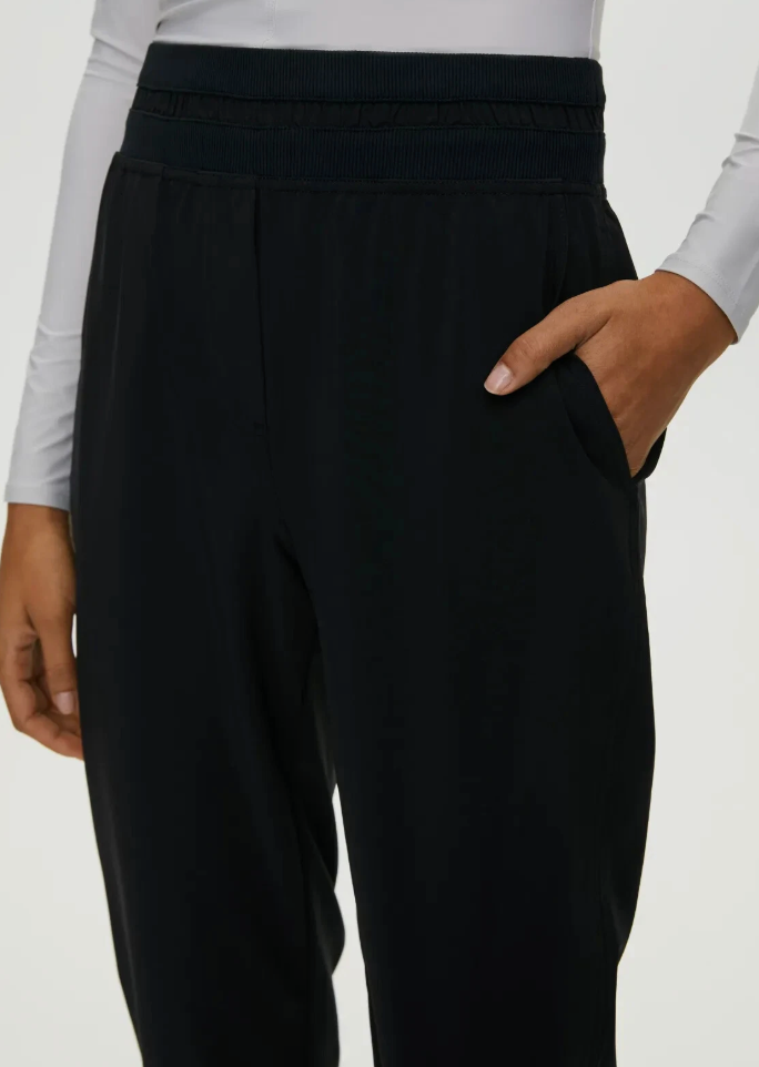 The Group Babaton / Aritzia Arrow Black Joggers | Small (O163B11)