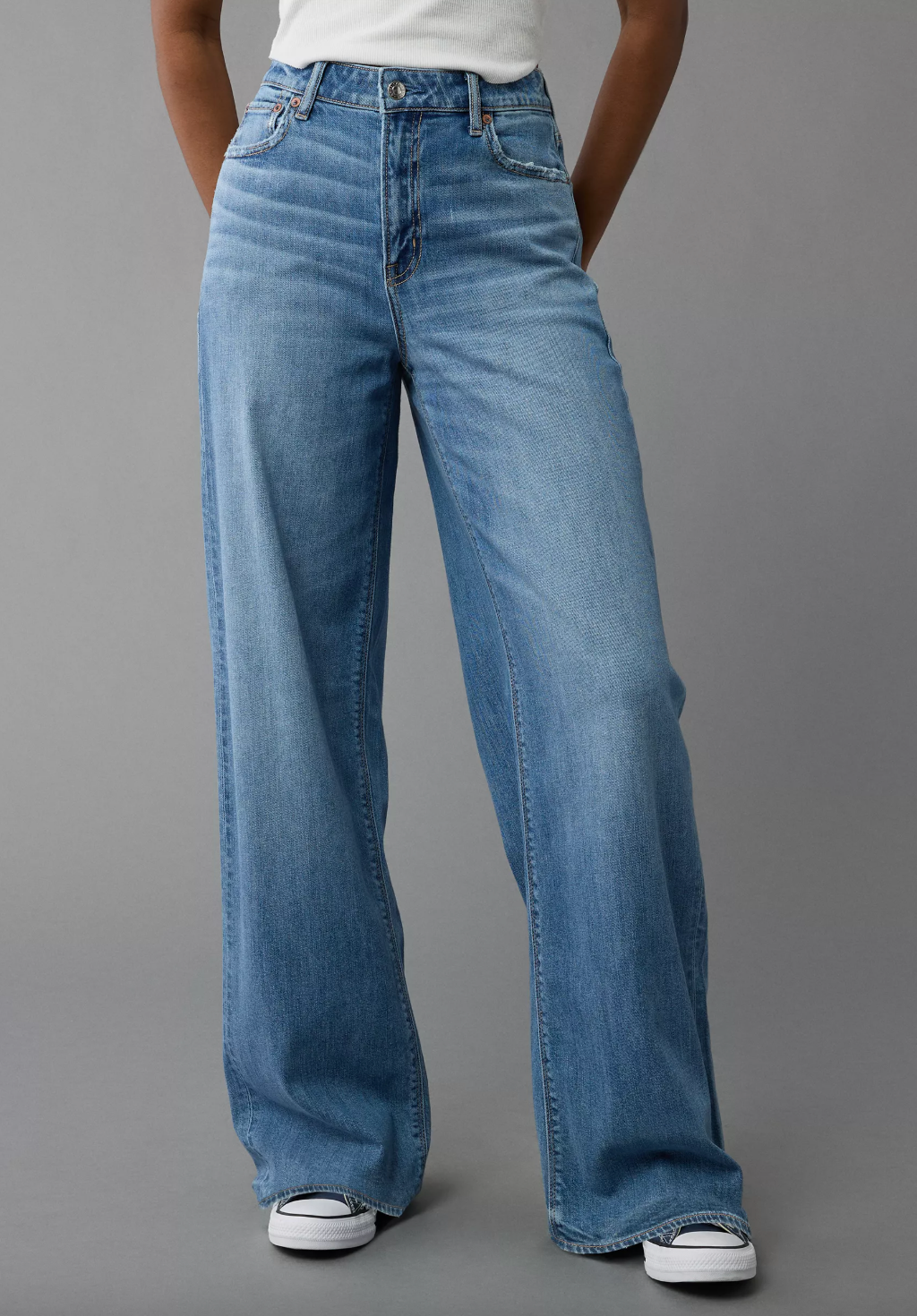 AE Super High Rise Baggy Wide Leg Jeans (Light/Med Wash)  | 8 (N29S20)