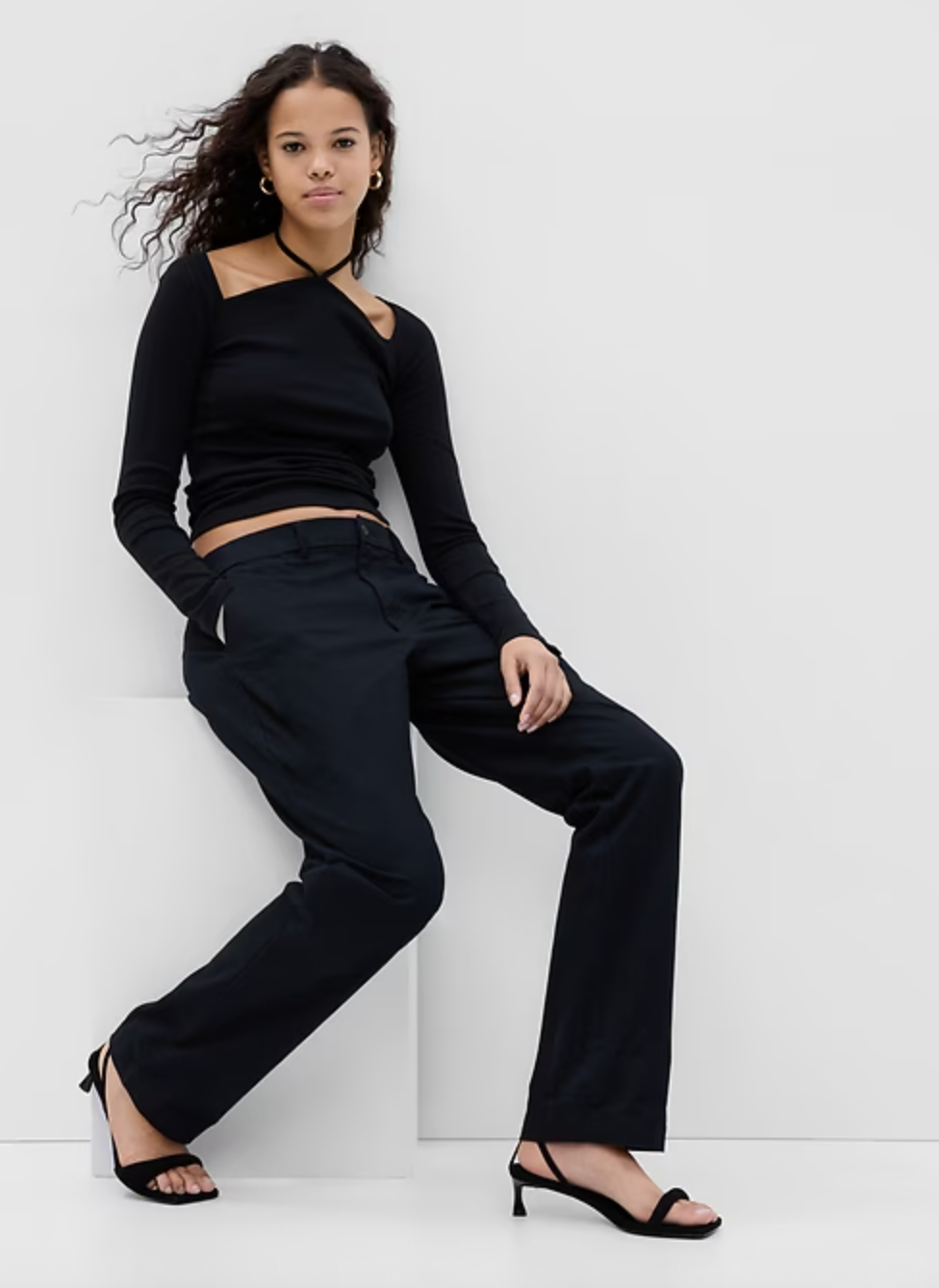 Gap Modern Cut-Out Halter T-Shirt in Black | Large (N71N19)