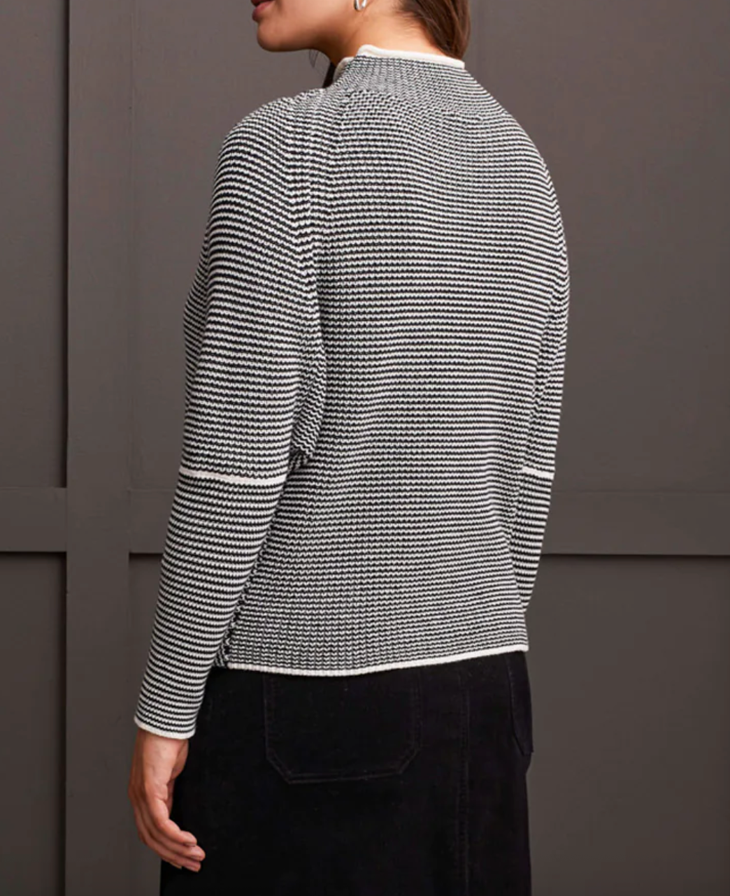 Tribal Funnel Neck Sweater in Black/White | Size Medium (D032L4)