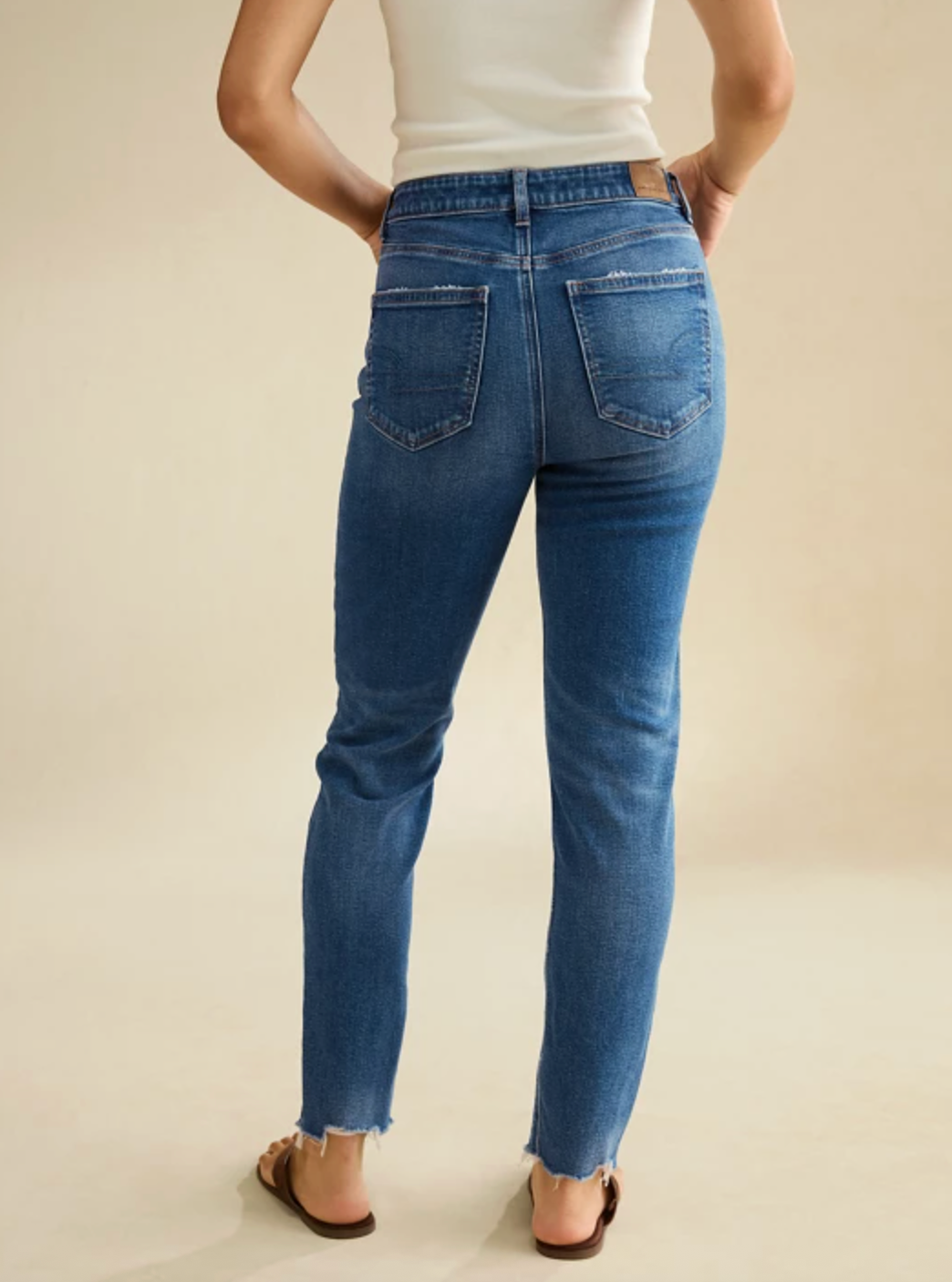 AE Strigid High Rise Mom Jeans  | Sz 6 (short)